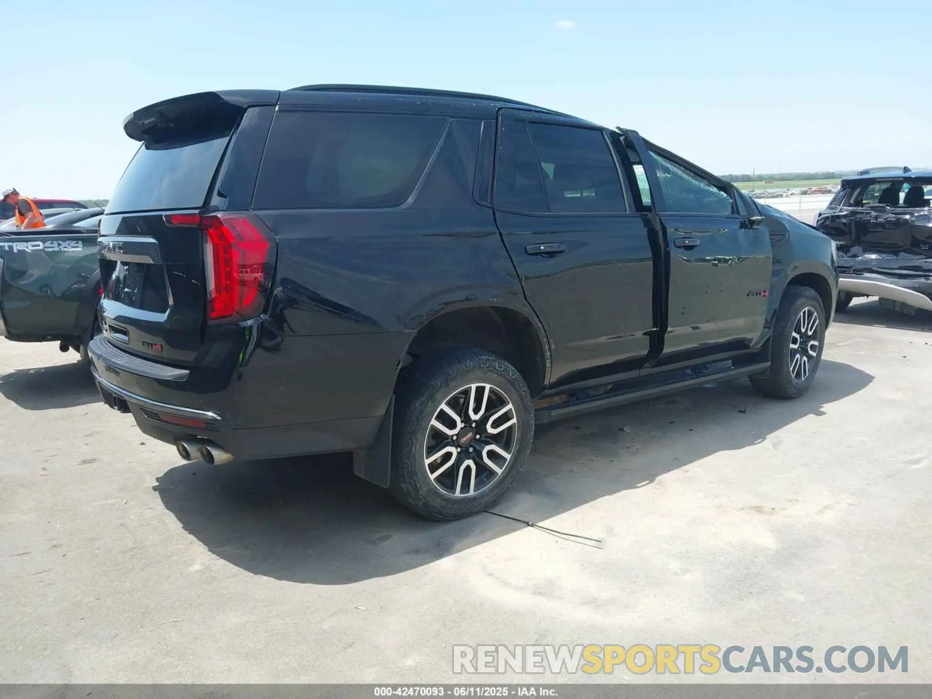 4 Photograph of a damaged car 1GKS2CKL5NR116197 GMC YUKON 2022