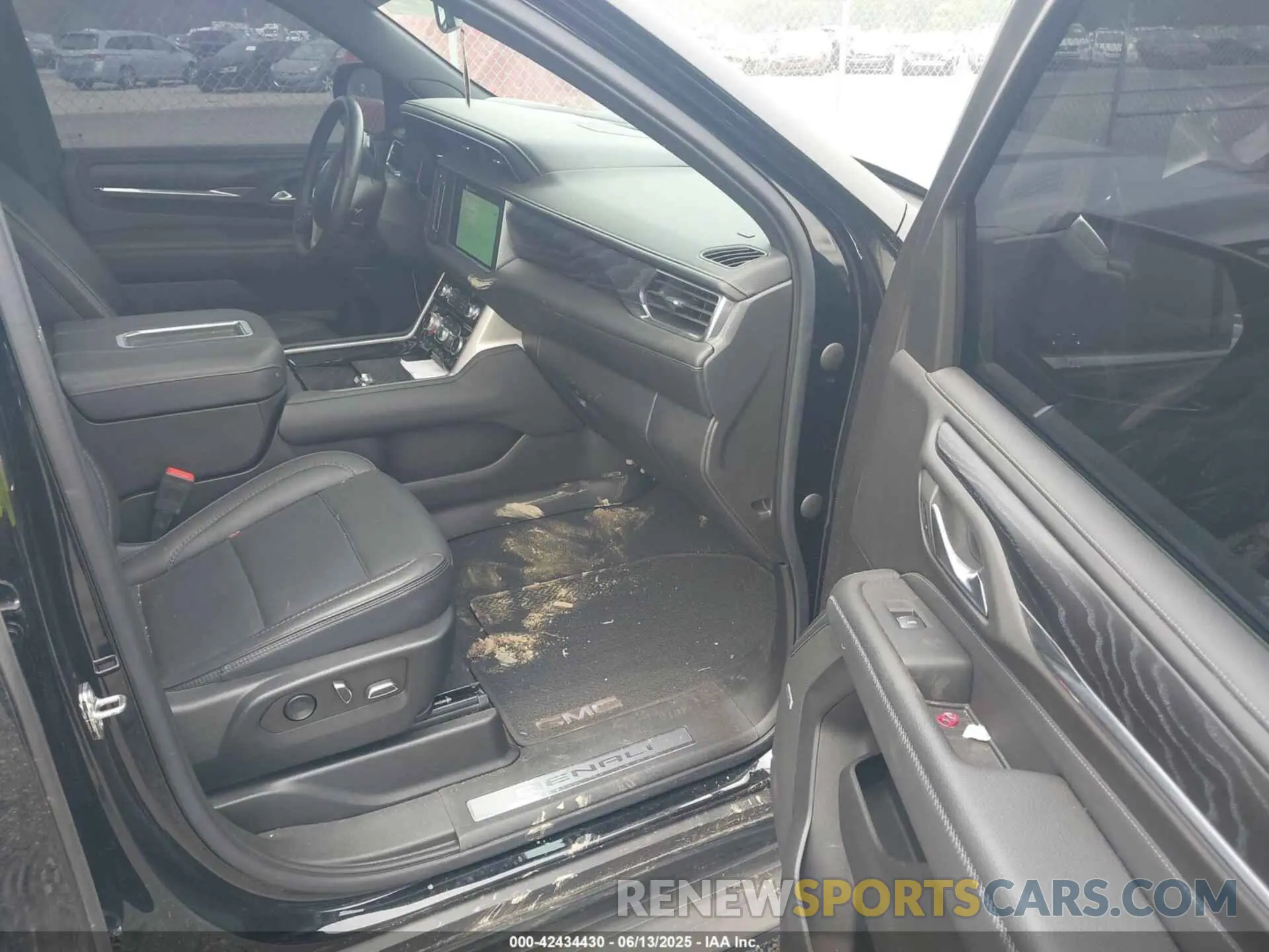 5 Photograph of a damaged car 1GKS2DKL7NR271890 GMC YUKON 2022