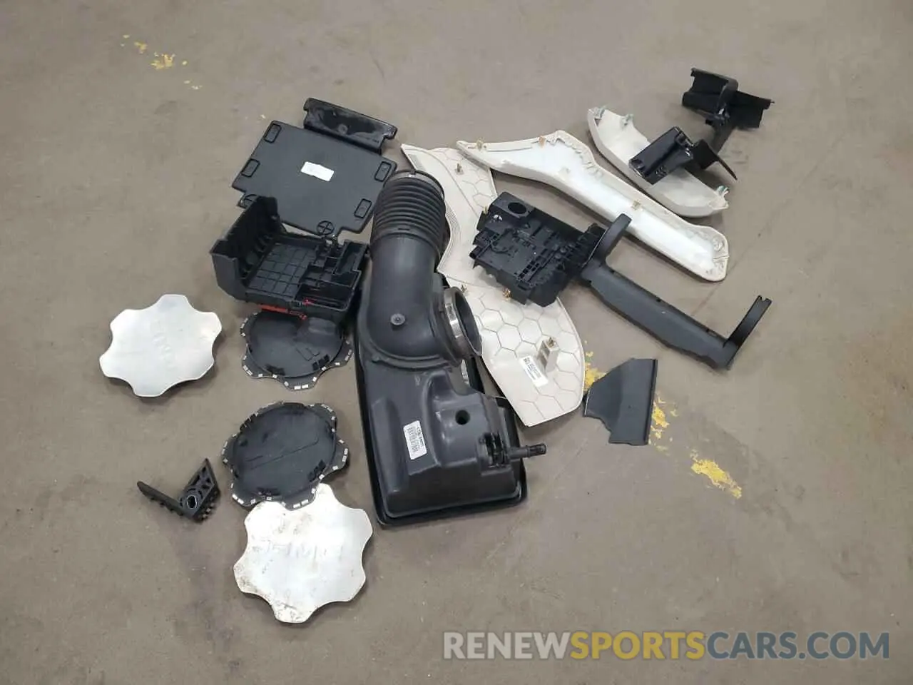 13 Photograph of a damaged car 1GKS2DKLXNR127962 GMC YUKON 2022