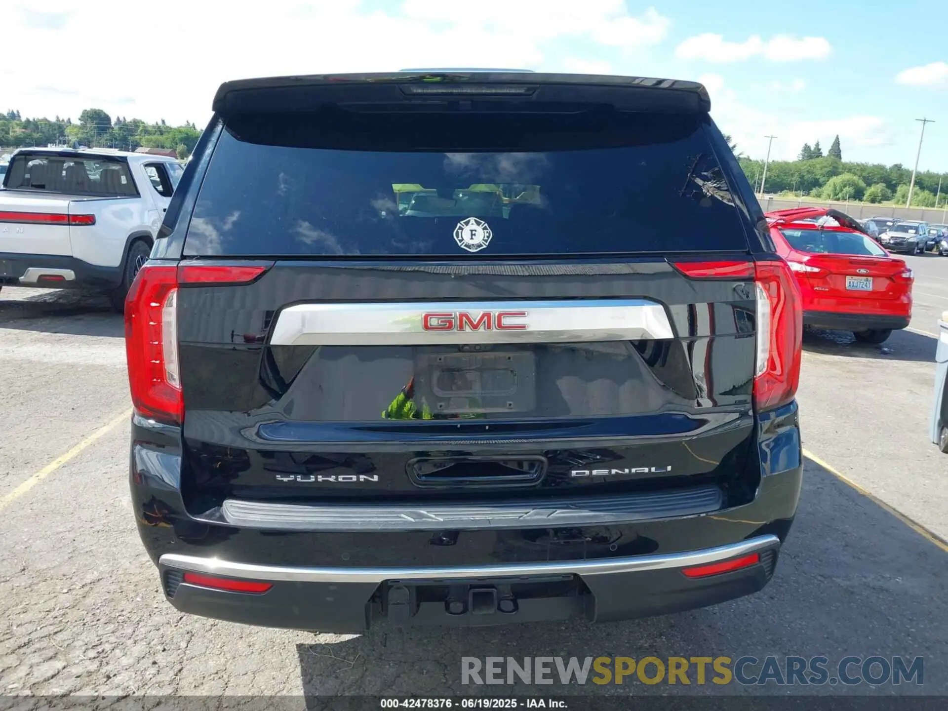 17 Photograph of a damaged car 1GKS2DKT9NR212274 GMC YUKON 2022