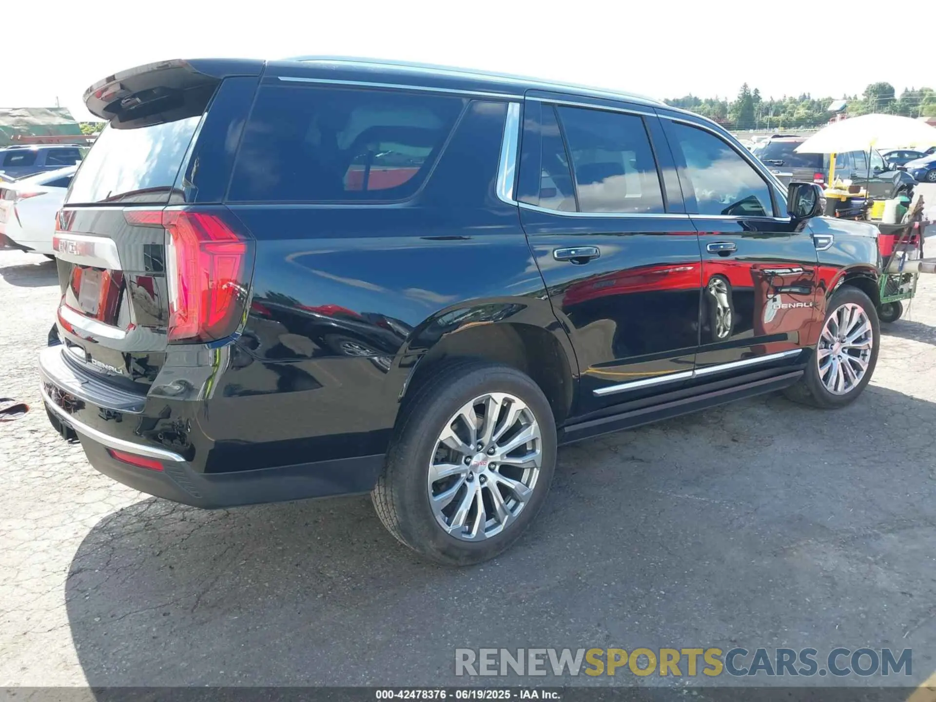 4 Photograph of a damaged car 1GKS2DKT9NR212274 GMC YUKON 2022