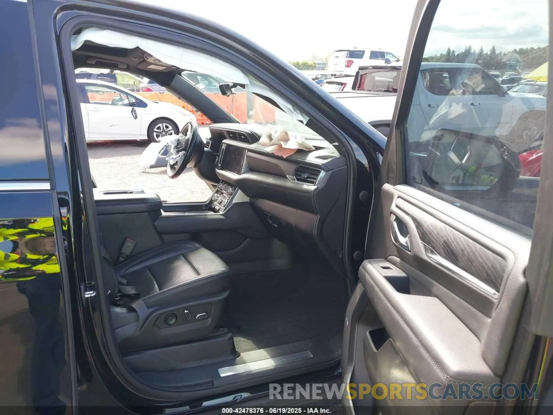 5 Photograph of a damaged car 1GKS2DKT9NR212274 GMC YUKON 2022