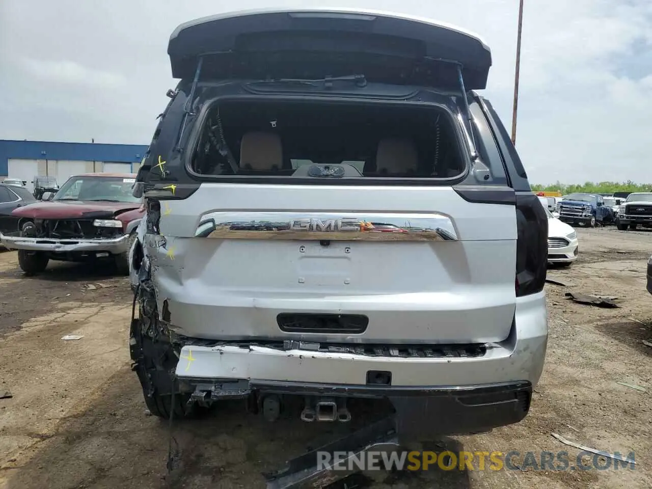 6 Photograph of a damaged car 1GKS2FKD6NR206937 GMC YUKON 2022
