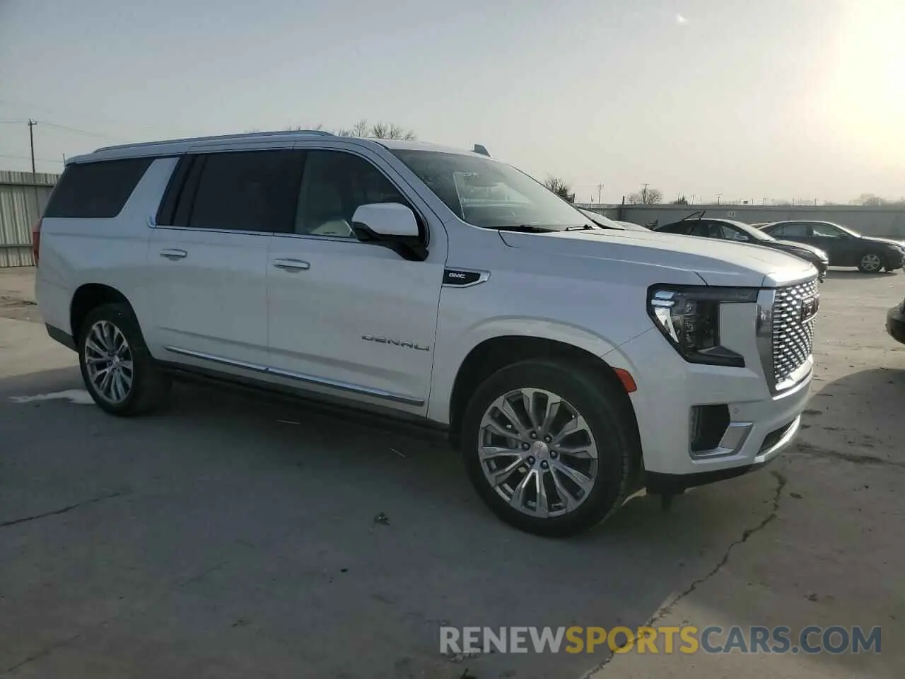 4 Photograph of a damaged car 1GKS2JKL4NR301507 GMC YUKON 2022