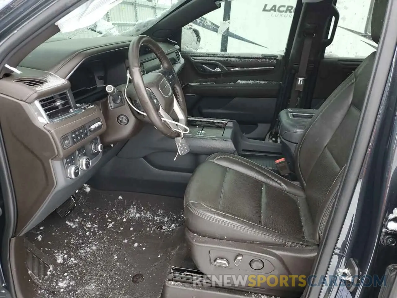 7 Photograph of a damaged car 1GKS2JKL6NR166949 GMC YUKON 2022