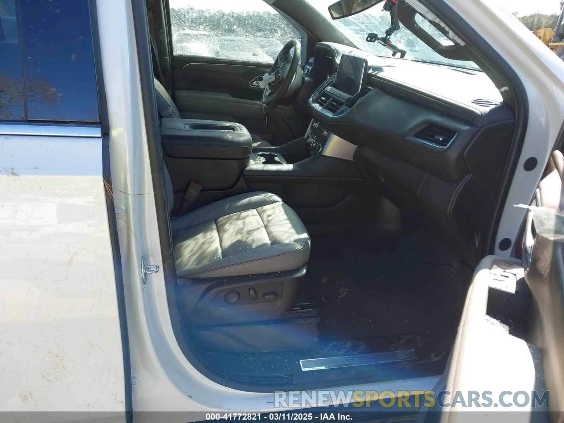 5 Photograph of a damaged car 1GKS1BKT2PR512815 GMC YUKON 2023