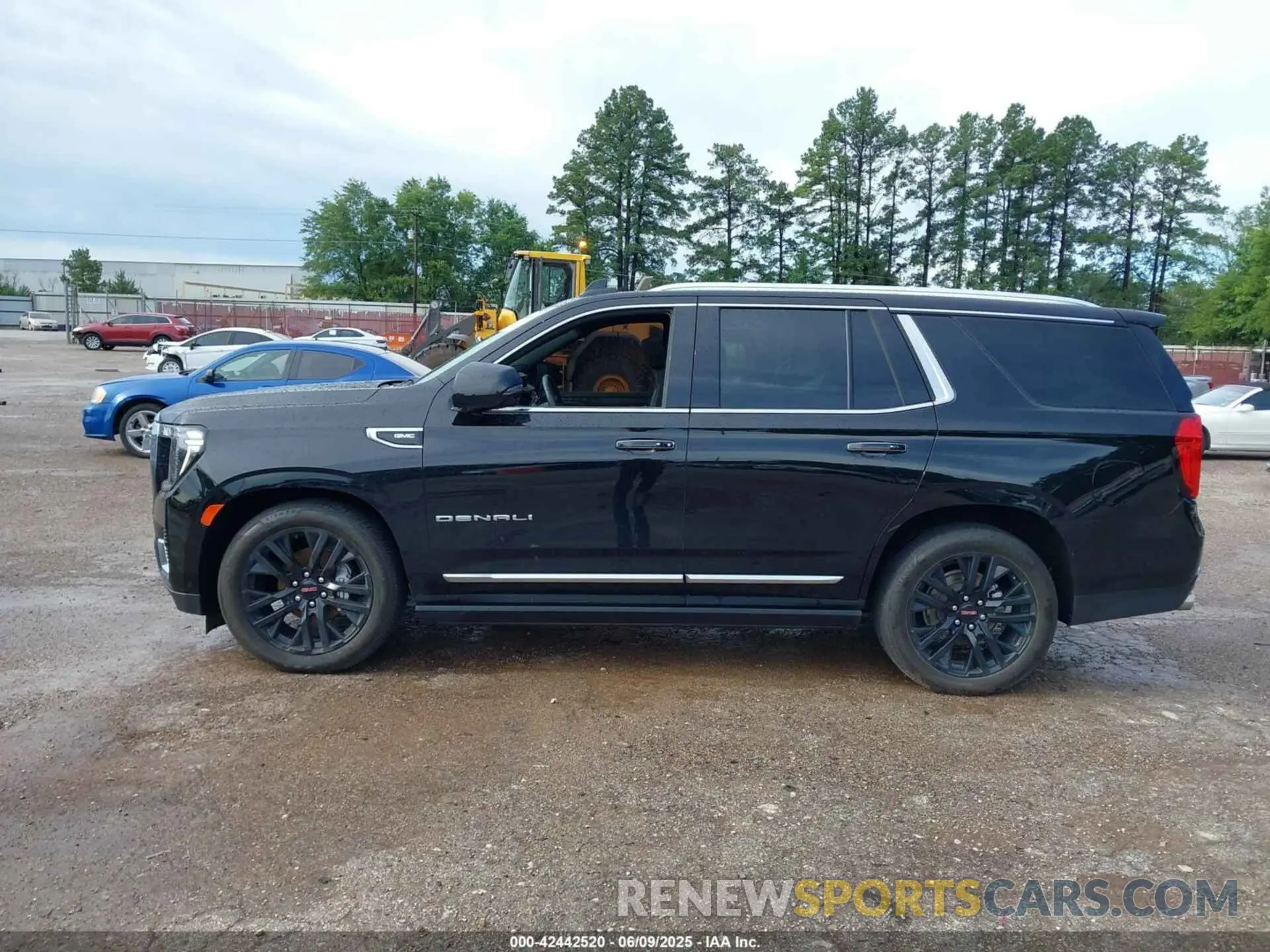 14 Photograph of a damaged car 1GKS1DKL8PR467469 GMC YUKON 2023