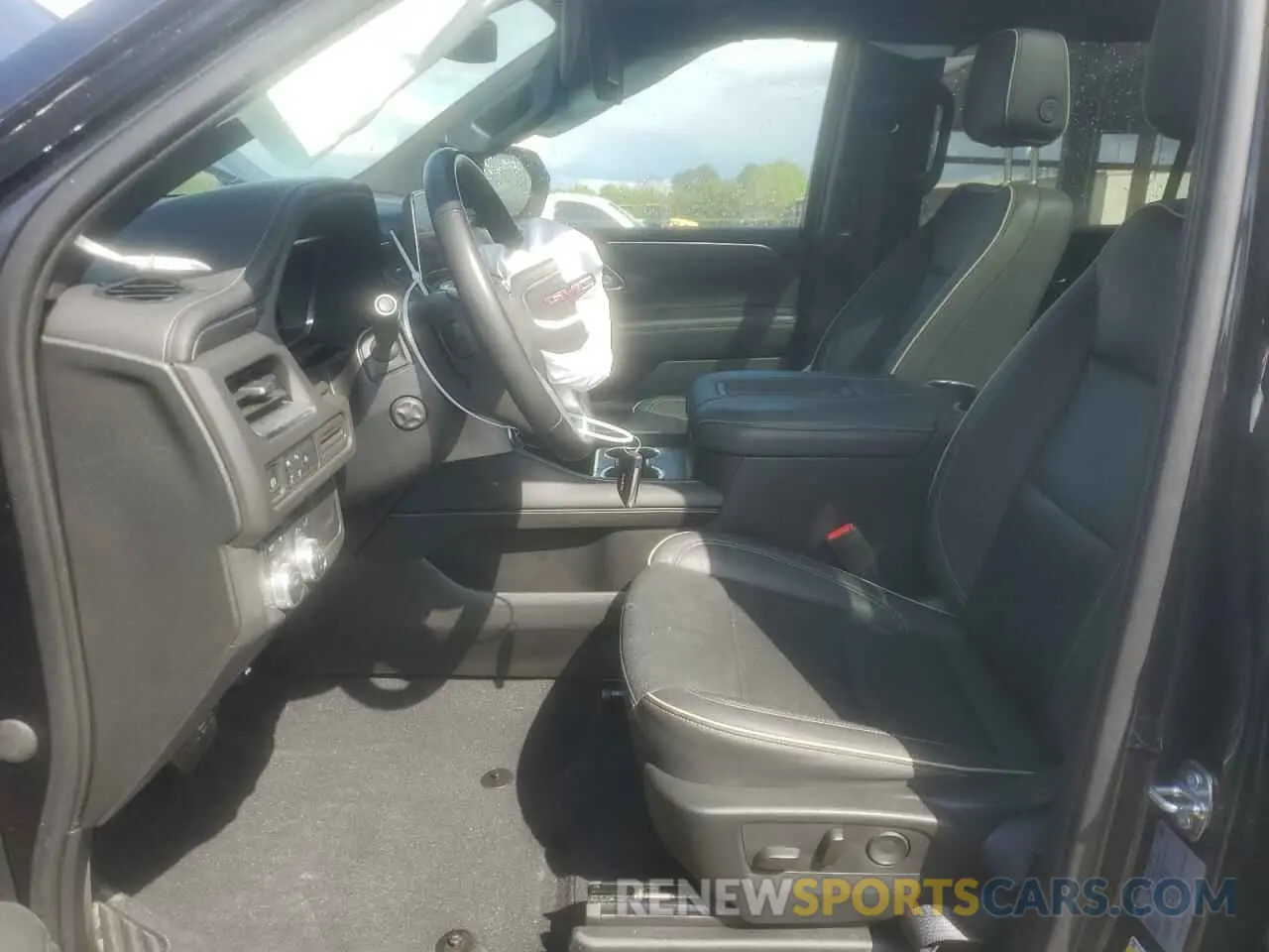7 Photograph of a damaged car 1GKS2BKD4PR305249 GMC YUKON 2023