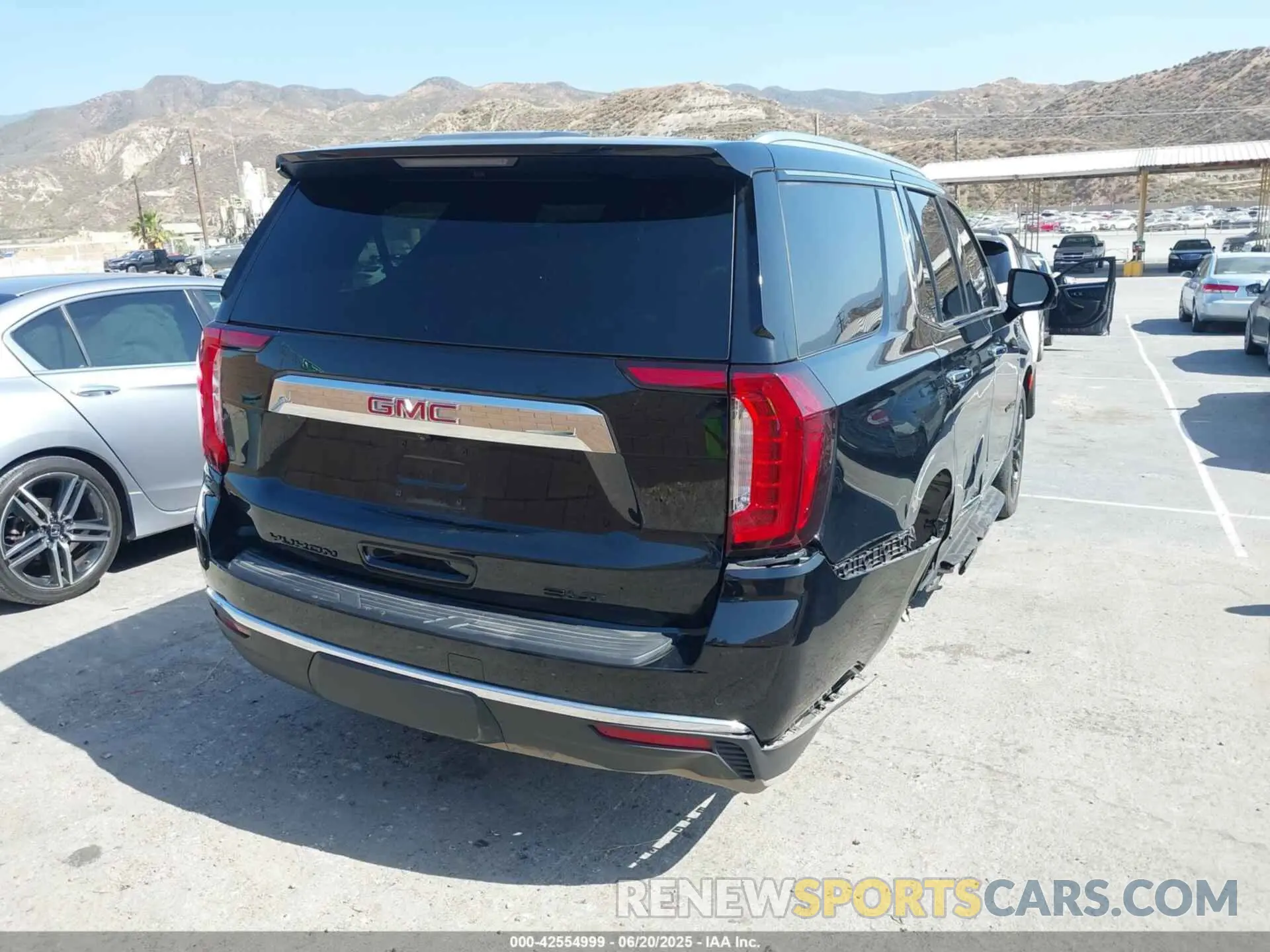 4 Photograph of a damaged car 1GKS2BKT3PR404670 GMC YUKON 2023