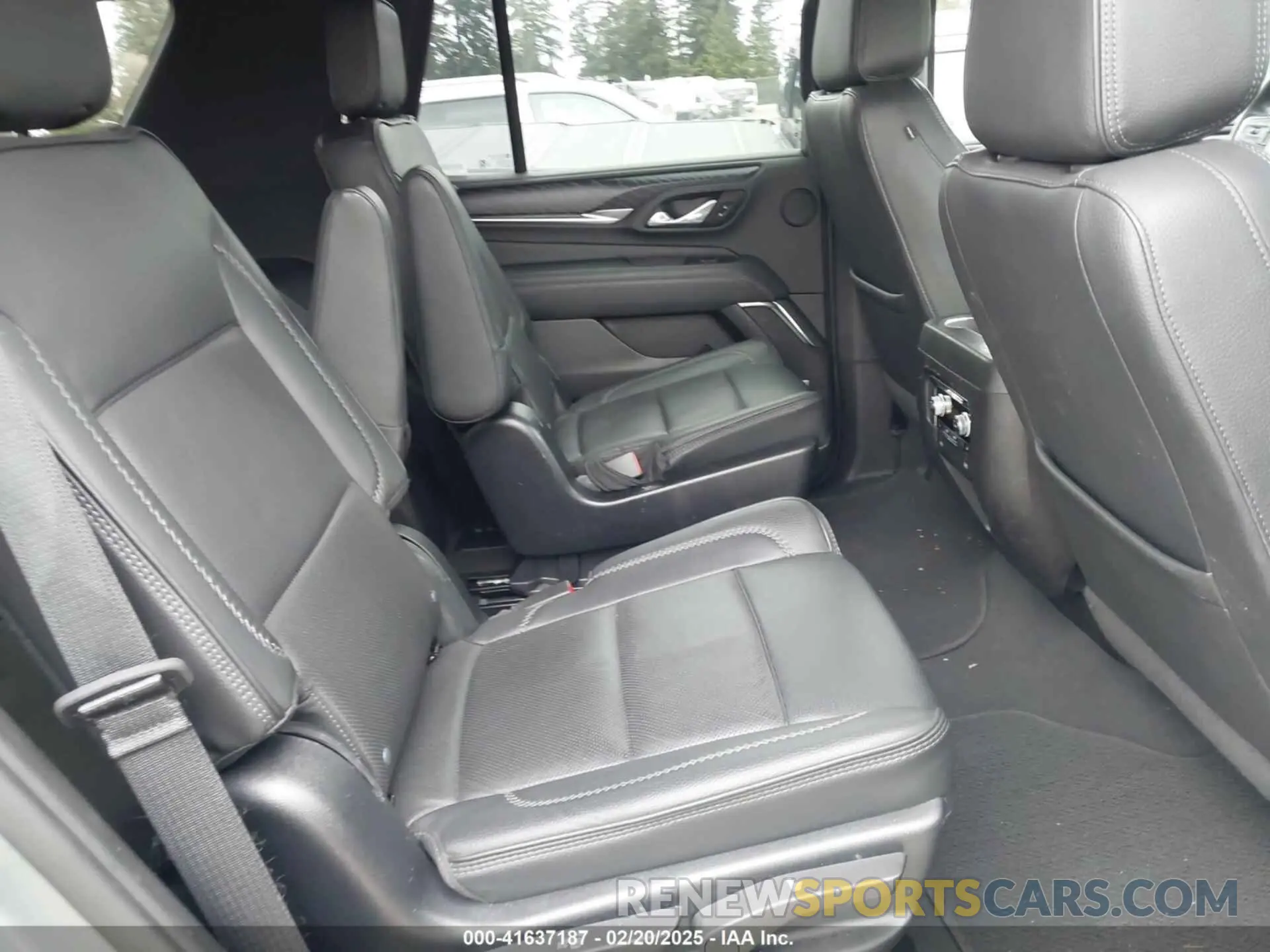 8 Photograph of a damaged car 1GKS2DKL1PR230416 GMC YUKON 2023