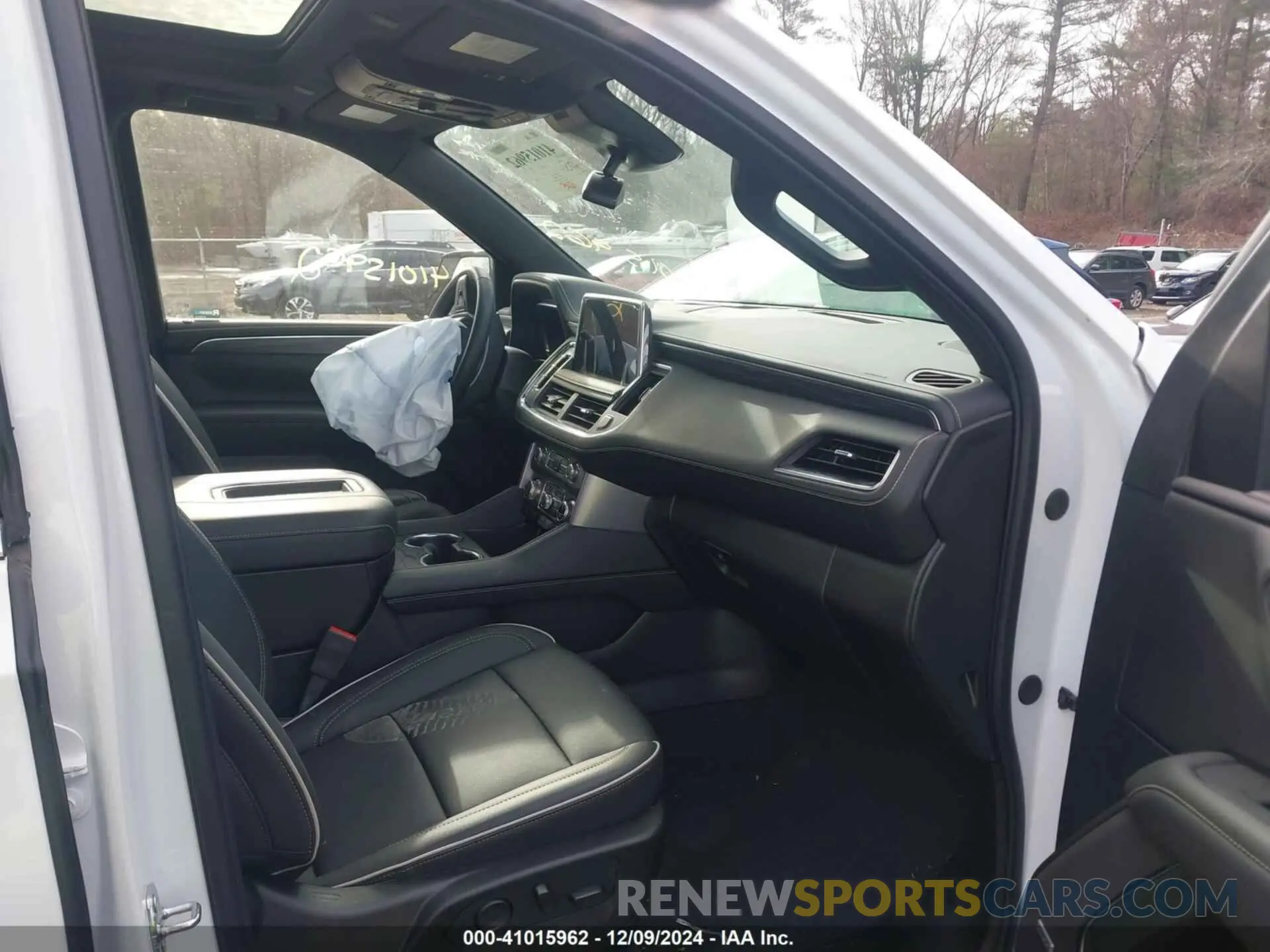 5 Photograph of a damaged car 1GKS2BKD4RR312432 GMC YUKON 2024