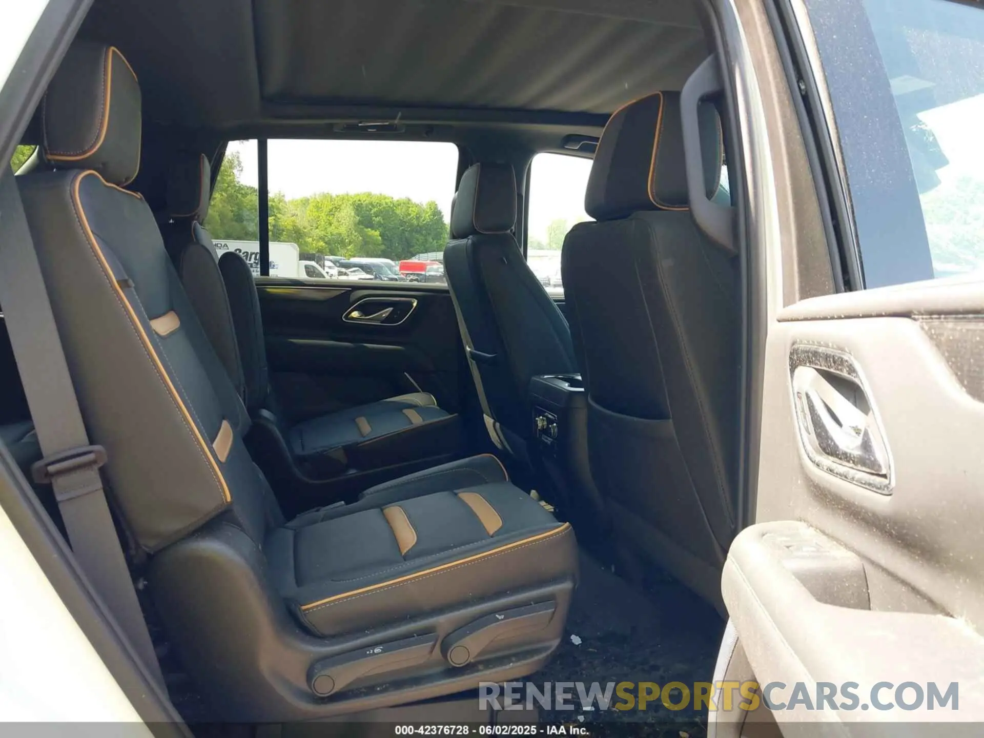 8 Photograph of a damaged car 1GKS2CKD0RR205285 GMC YUKON 2024