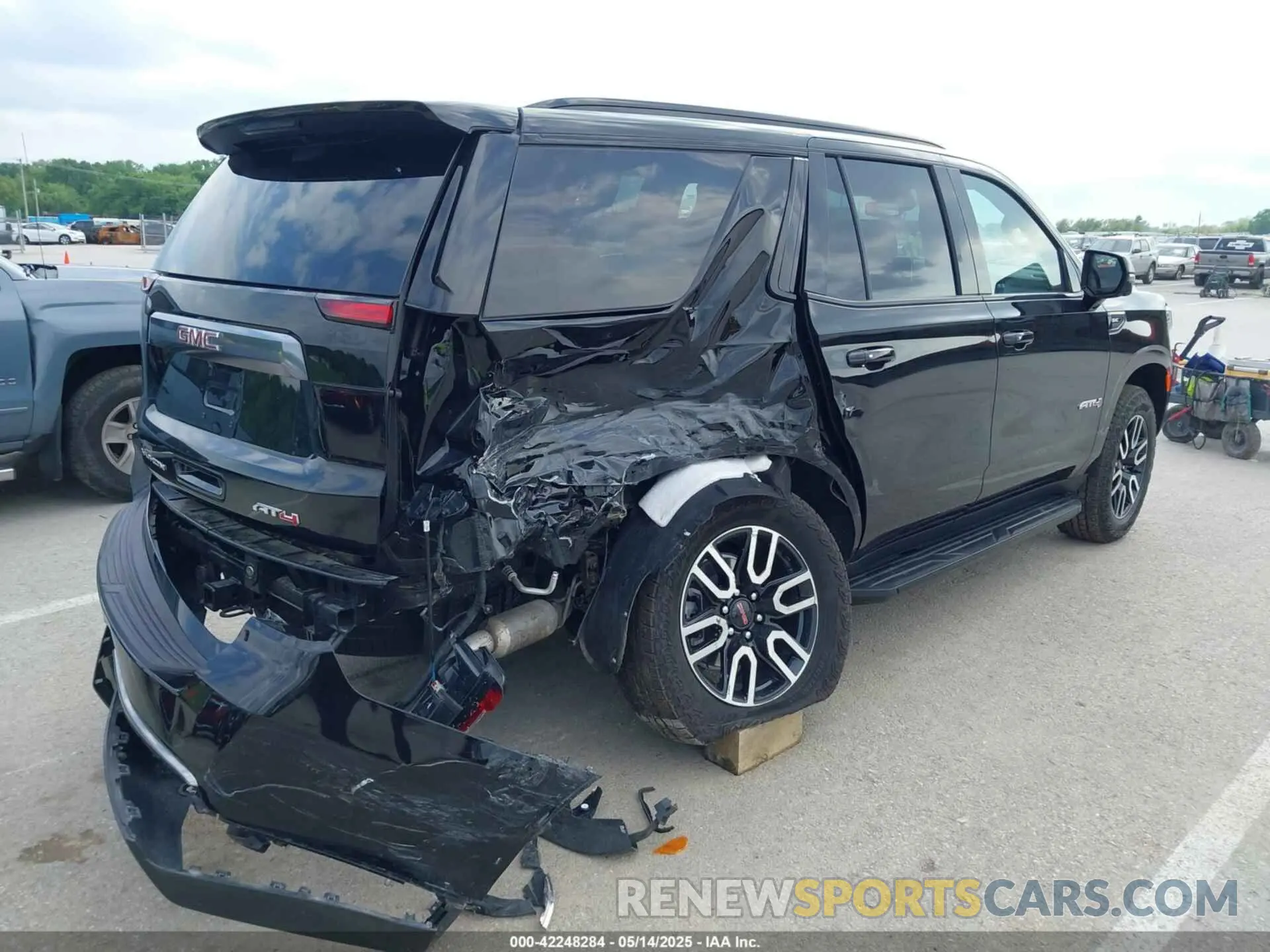 4 Photograph of a damaged car 1GKS2CKD0RR389126 GMC YUKON 2024