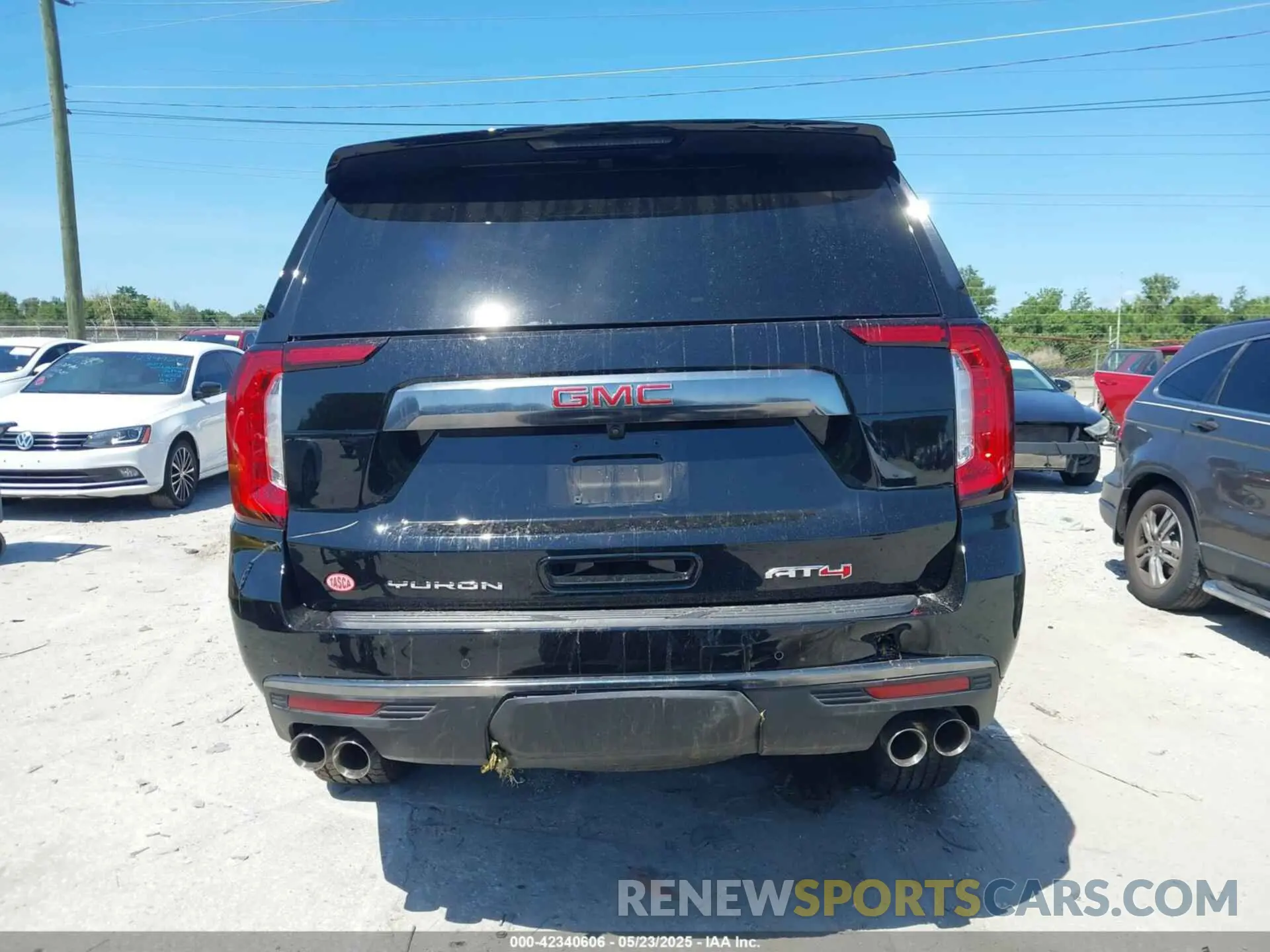 17 Photograph of a damaged car 1GKS2CKL4RR262774 GMC YUKON 2024