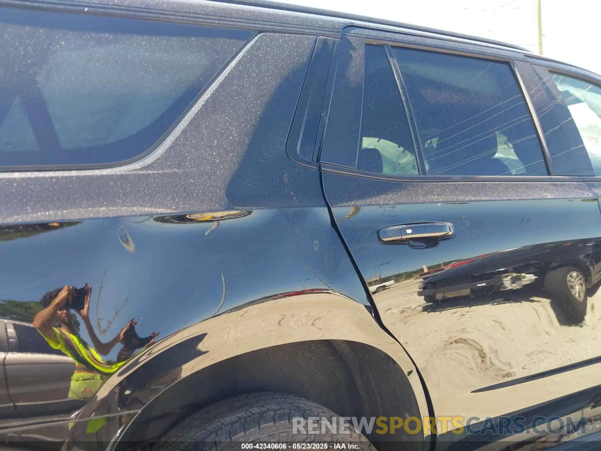 21 Photograph of a damaged car 1GKS2CKL4RR262774 GMC YUKON 2024