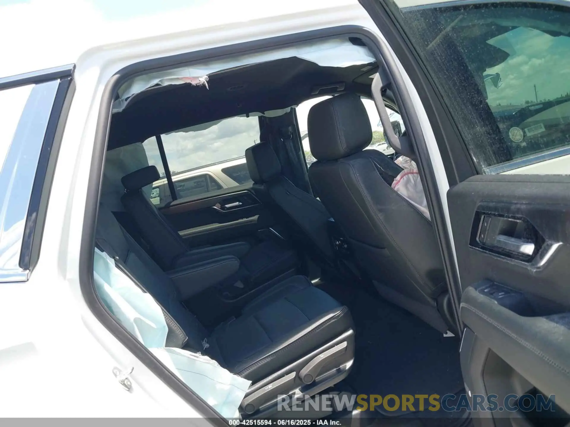 8 Photograph of a damaged car 1GKS1DRL7SR193339 GMC YUKON 2025