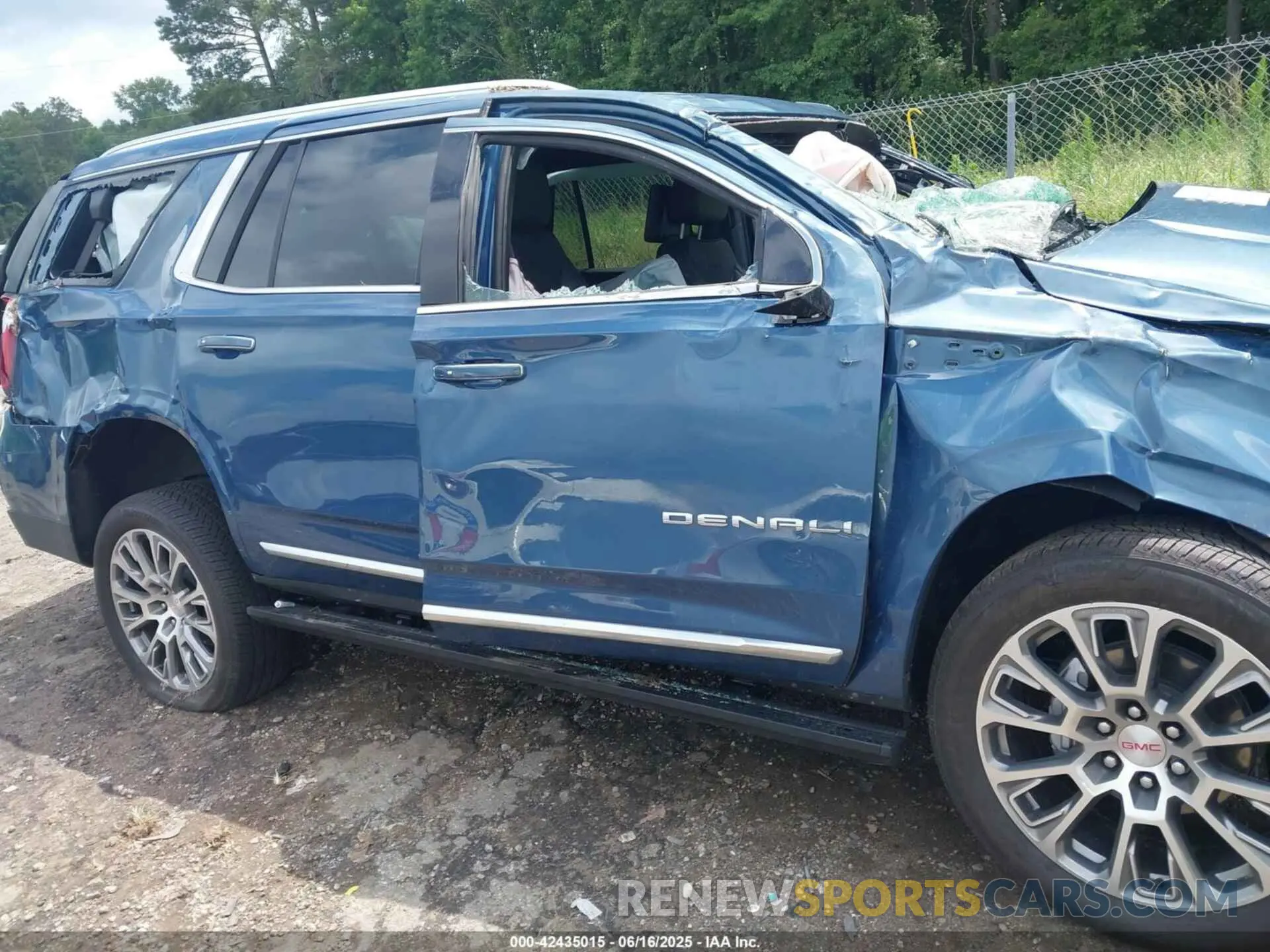 12 Photograph of a damaged car 1GKS2DRL3SR135290 GMC YUKON 2025
