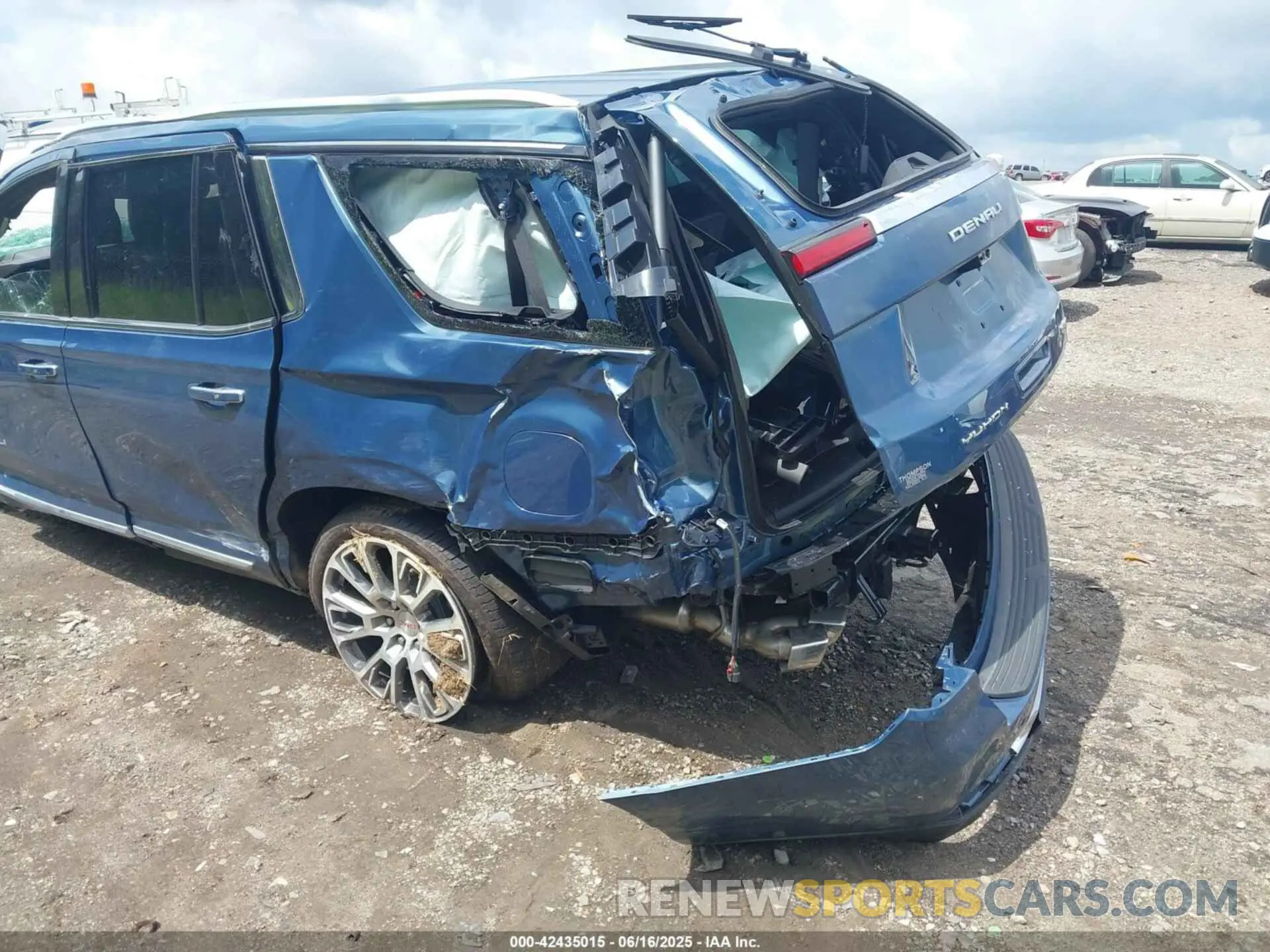 15 Photograph of a damaged car 1GKS2DRL3SR135290 GMC YUKON 2025