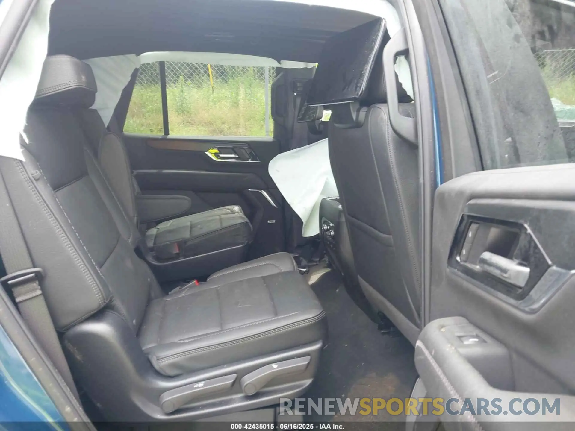 8 Photograph of a damaged car 1GKS2DRL3SR135290 GMC YUKON 2025