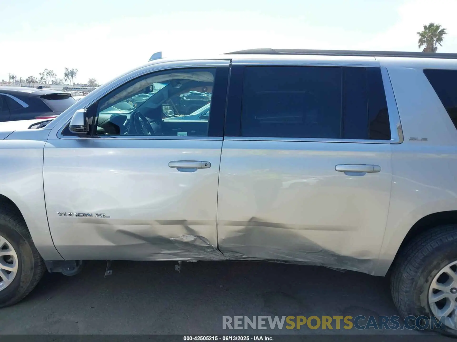 14 Photograph of a damaged car 1GKS1FKC3KR131992 GMC YUKON XL 2019