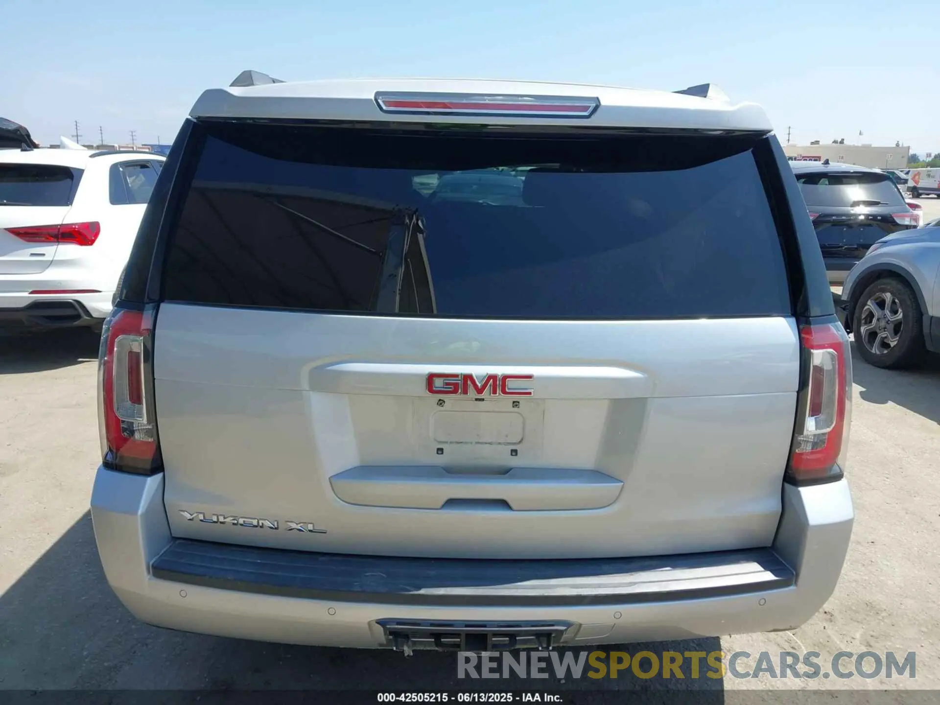 16 Photograph of a damaged car 1GKS1FKC3KR131992 GMC YUKON XL 2019