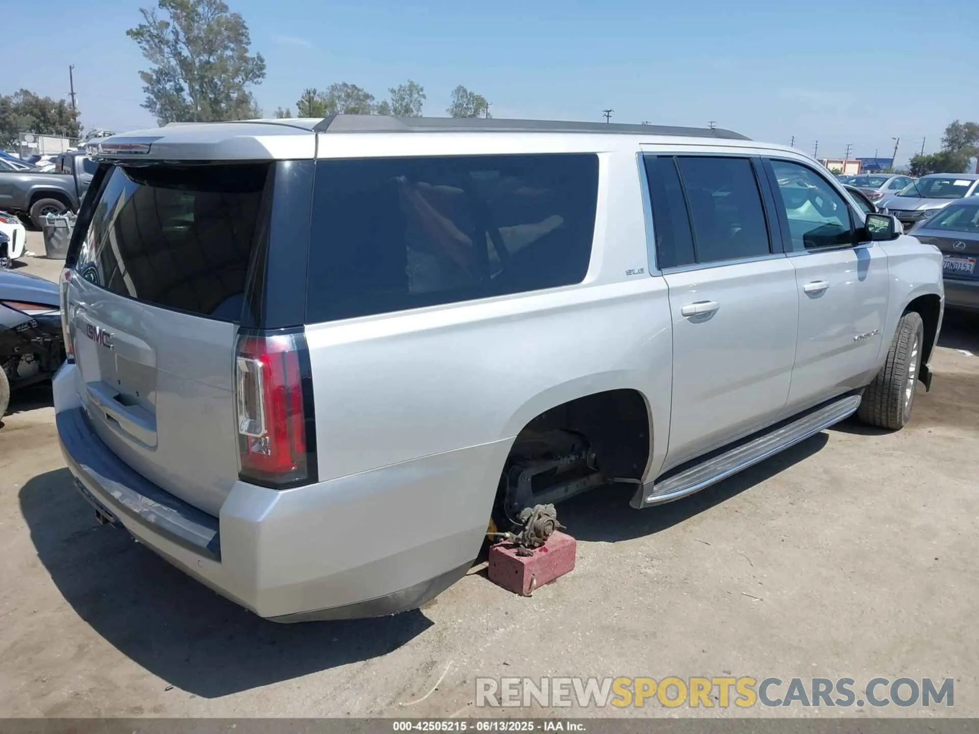 4 Photograph of a damaged car 1GKS1FKC3KR131992 GMC YUKON XL 2019