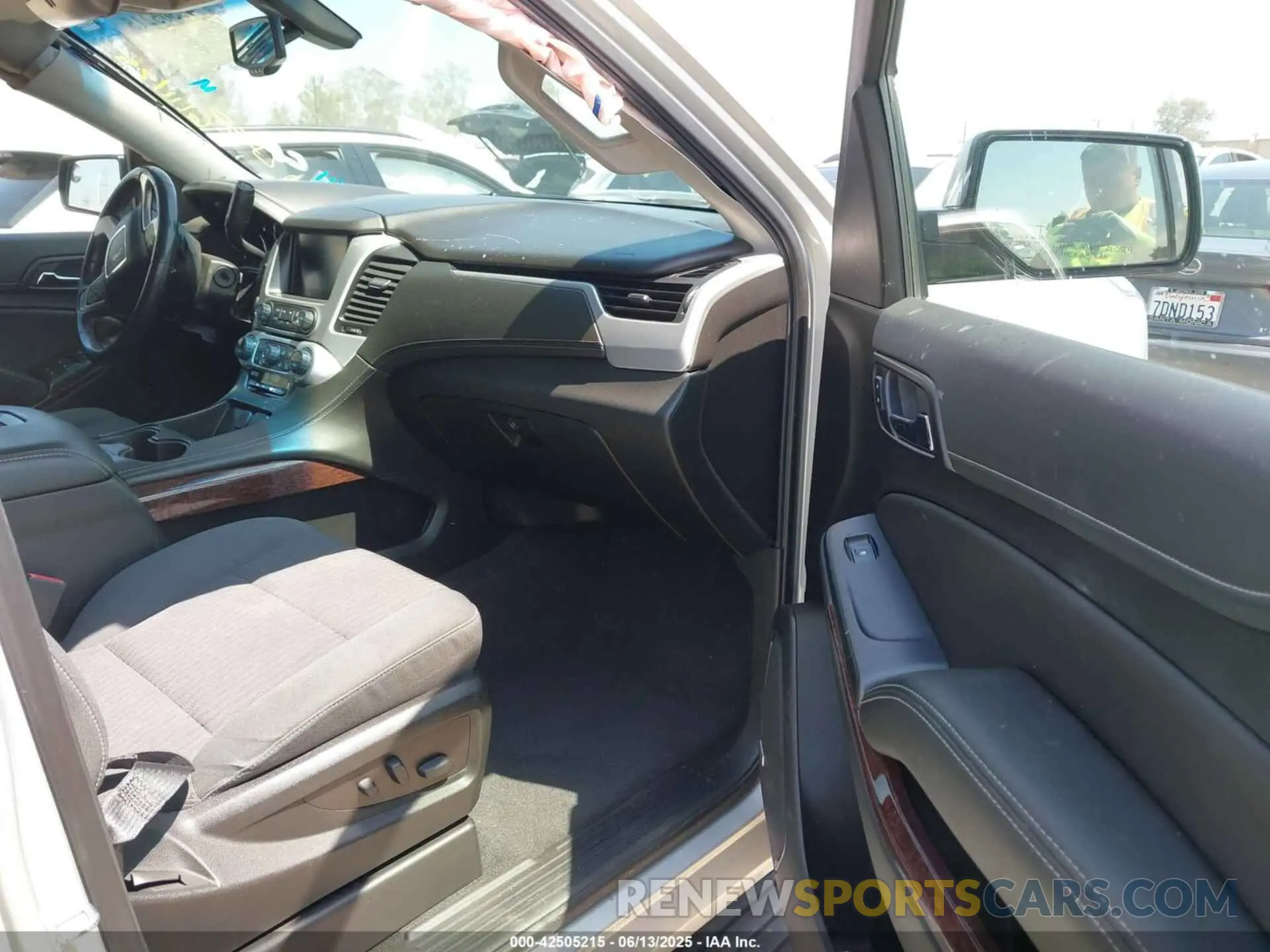 5 Photograph of a damaged car 1GKS1FKC3KR131992 GMC YUKON XL 2019