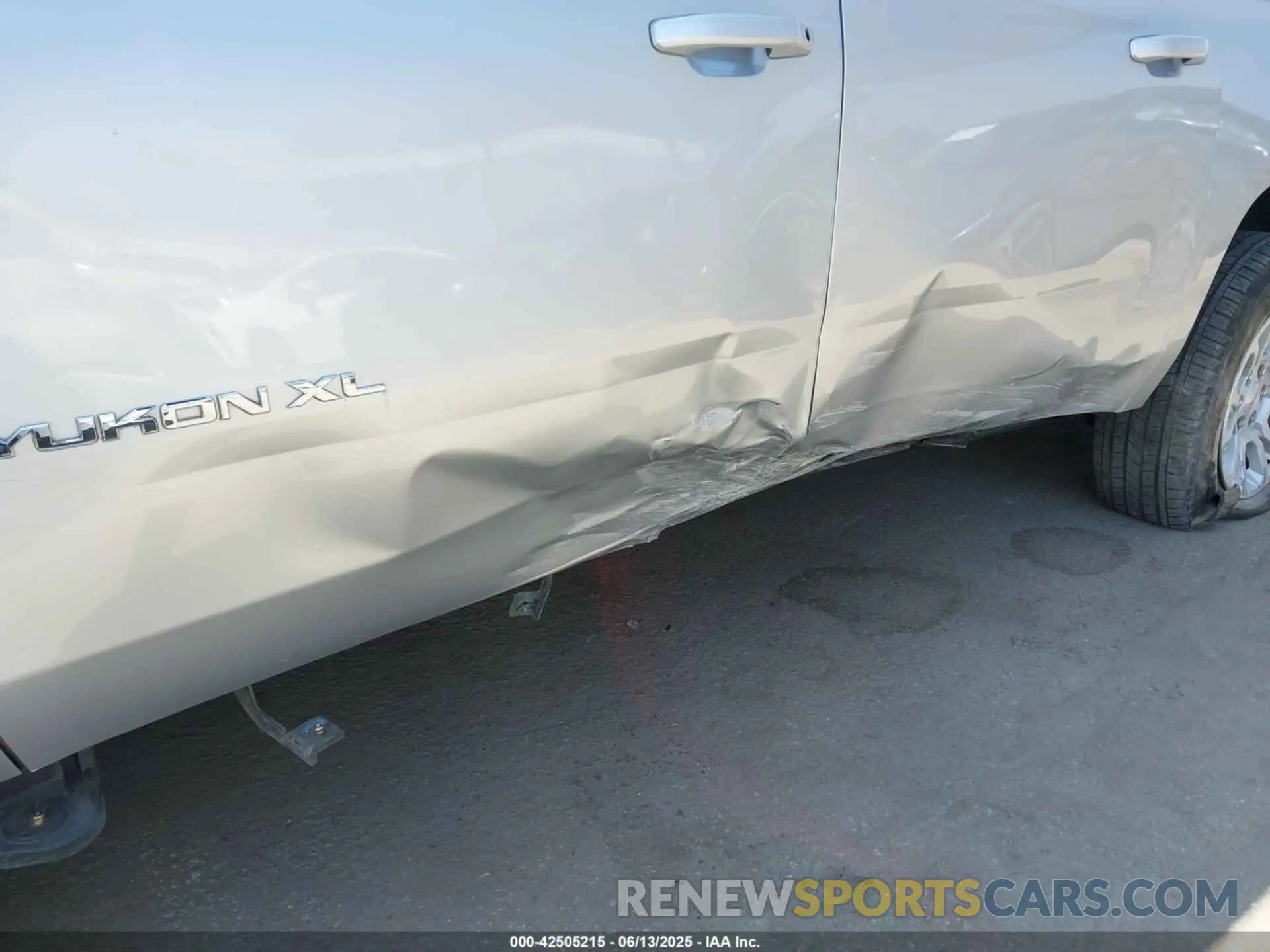 6 Photograph of a damaged car 1GKS1FKC3KR131992 GMC YUKON XL 2019