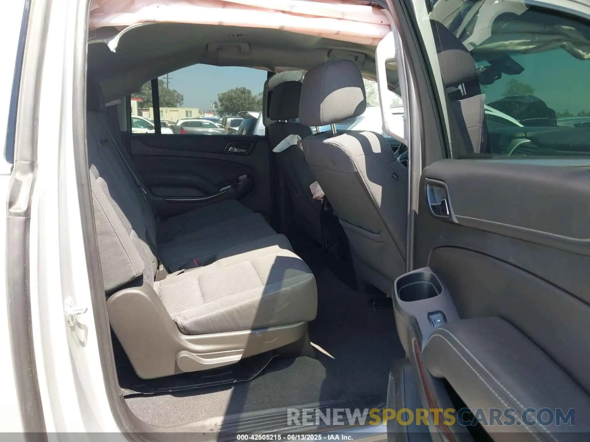 8 Photograph of a damaged car 1GKS1FKC3KR131992 GMC YUKON XL 2019