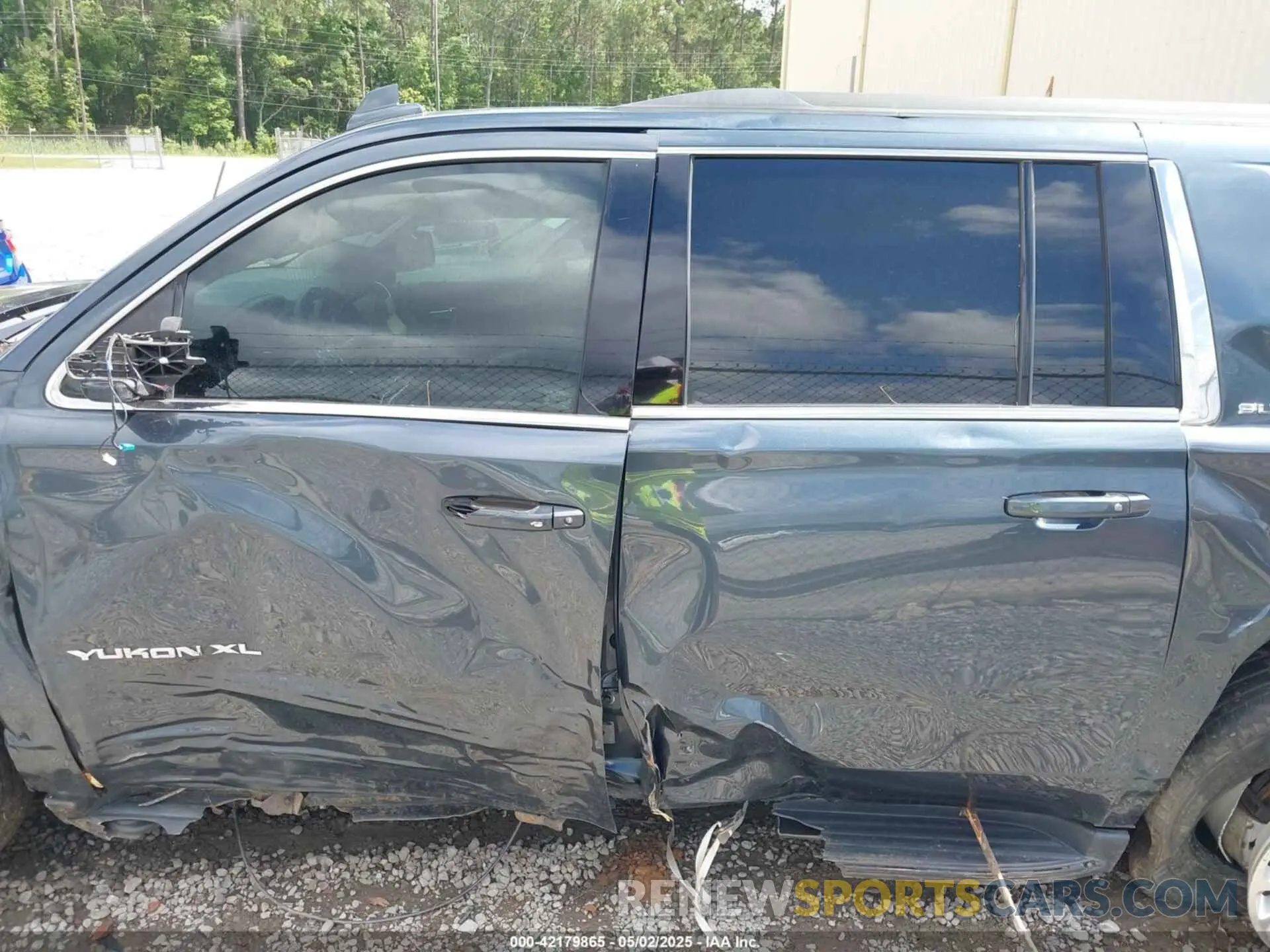 15 Photograph of a damaged car 1GKS1GKC5KR375939 GMC YUKON XL 2019