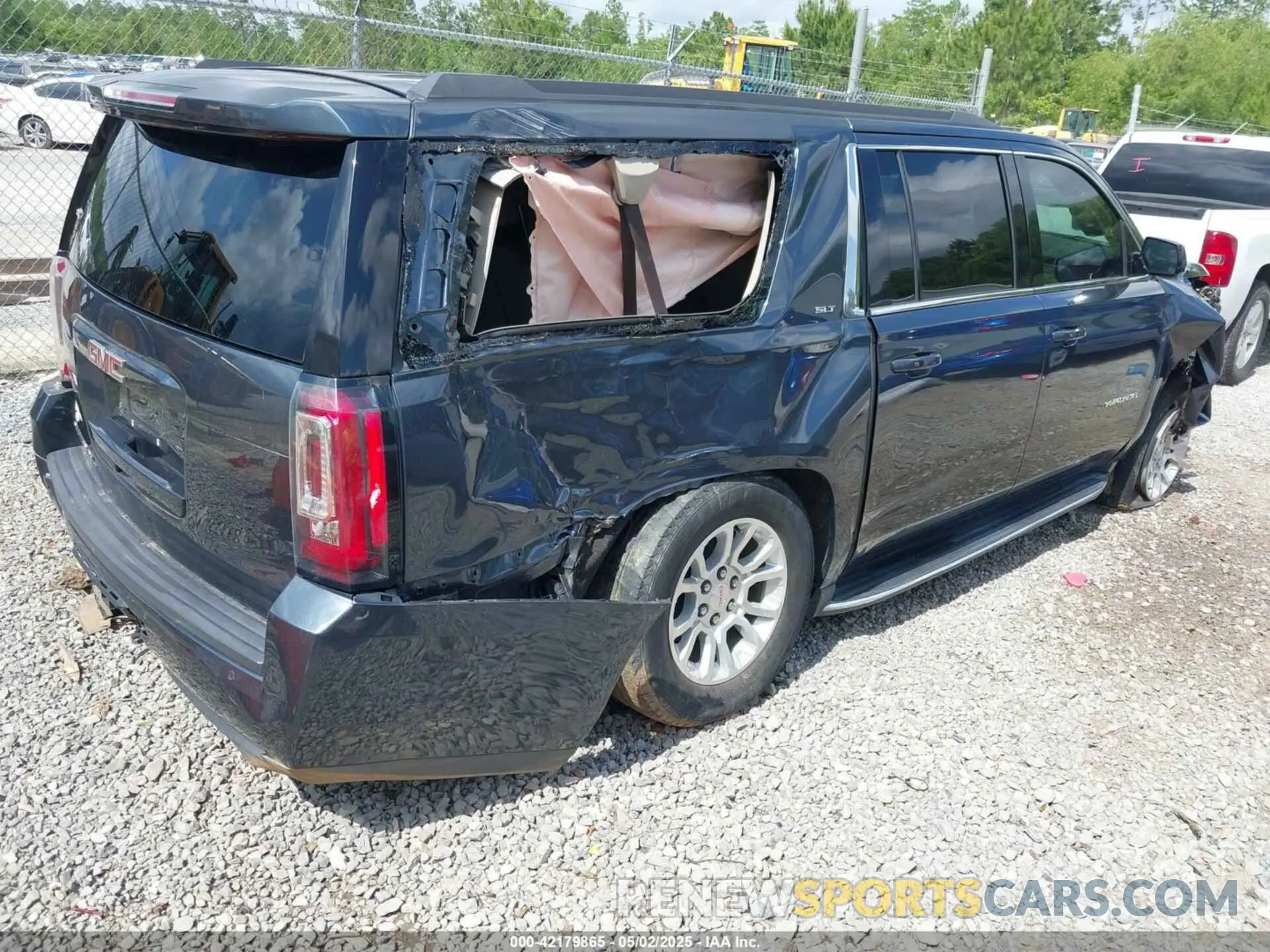 4 Photograph of a damaged car 1GKS1GKC5KR375939 GMC YUKON XL 2019