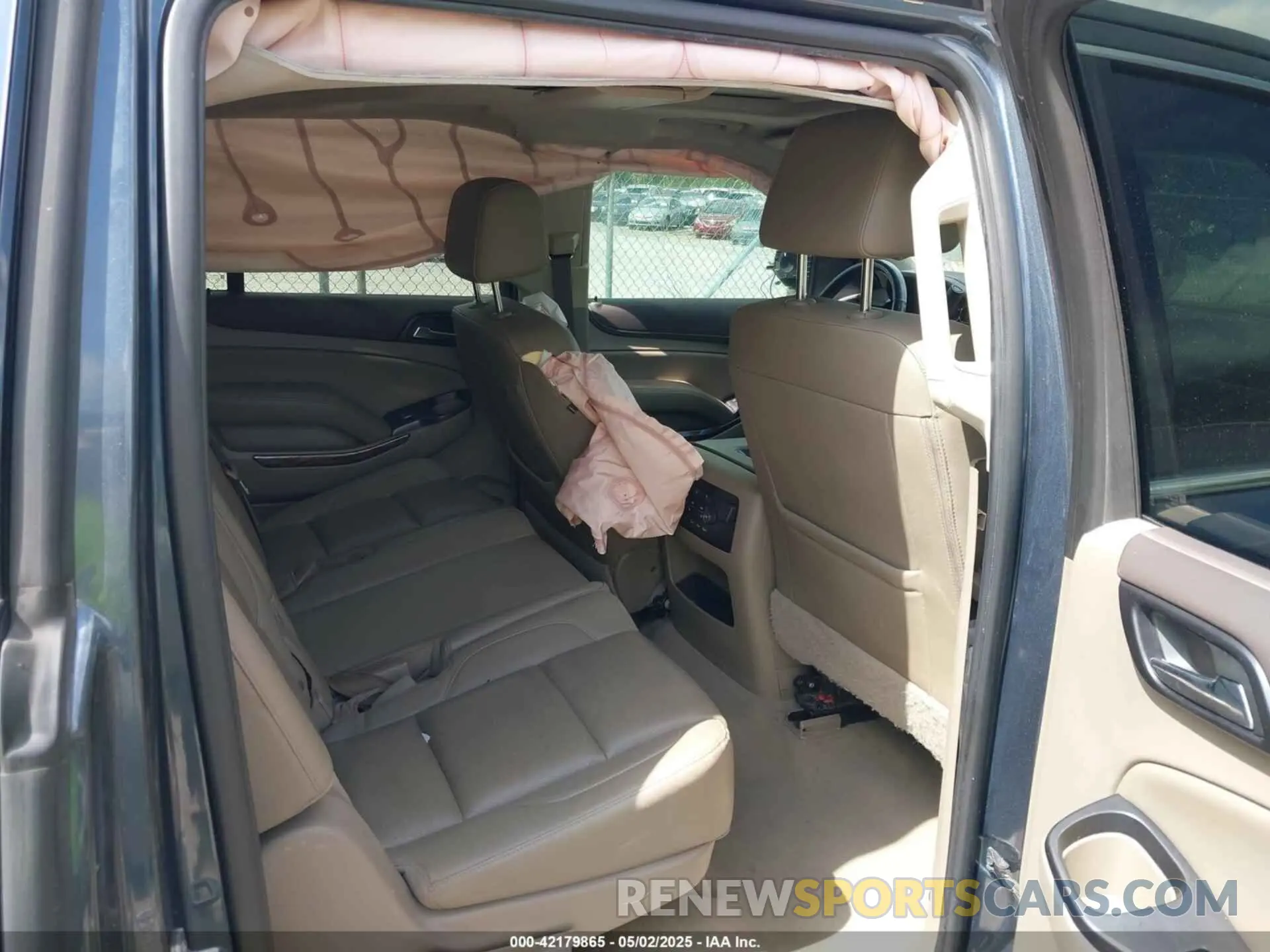8 Photograph of a damaged car 1GKS1GKC5KR375939 GMC YUKON XL 2019
