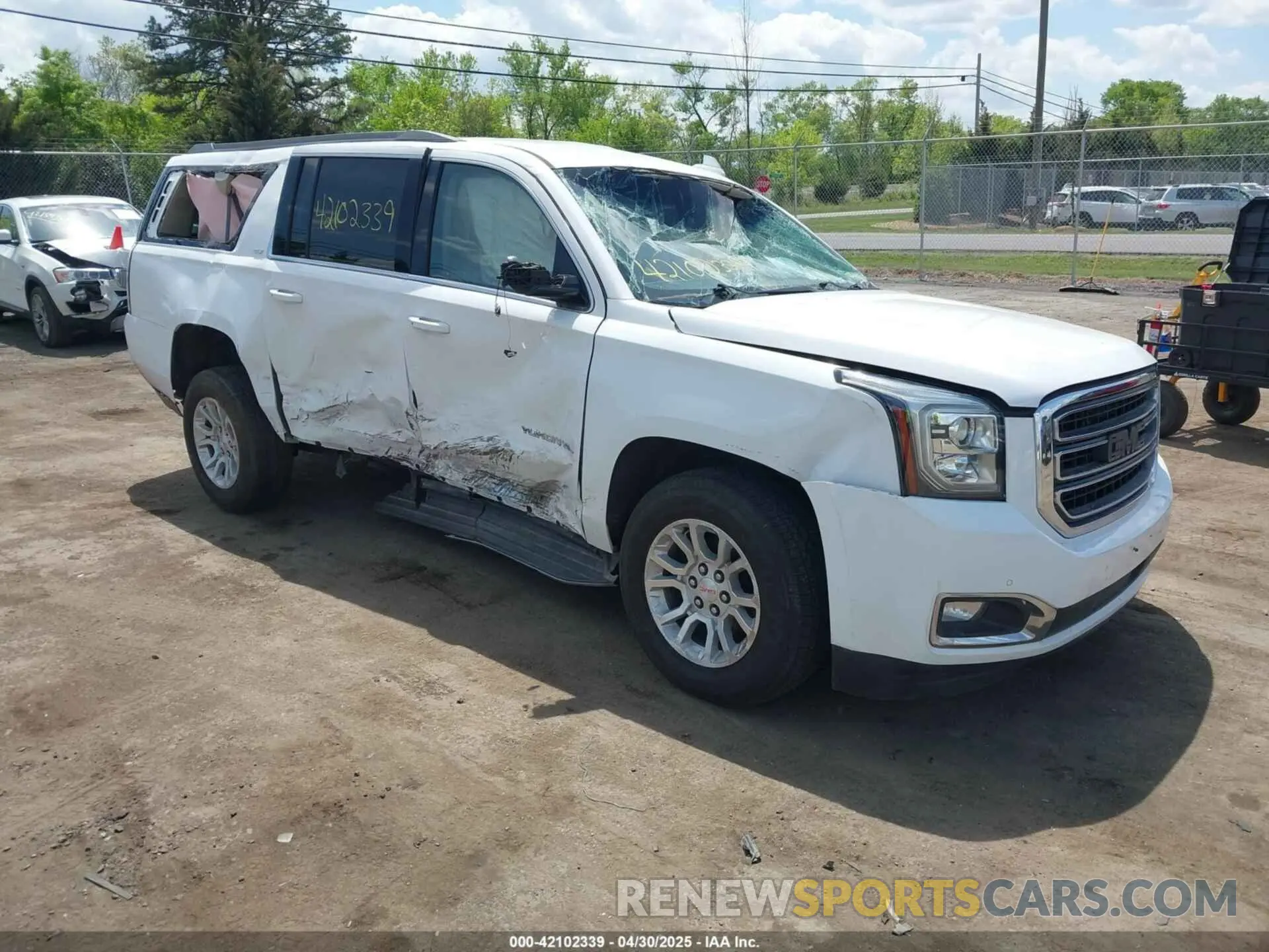 1 Photograph of a damaged car 1GKS1GKC5KR394992 GMC YUKON XL 2019