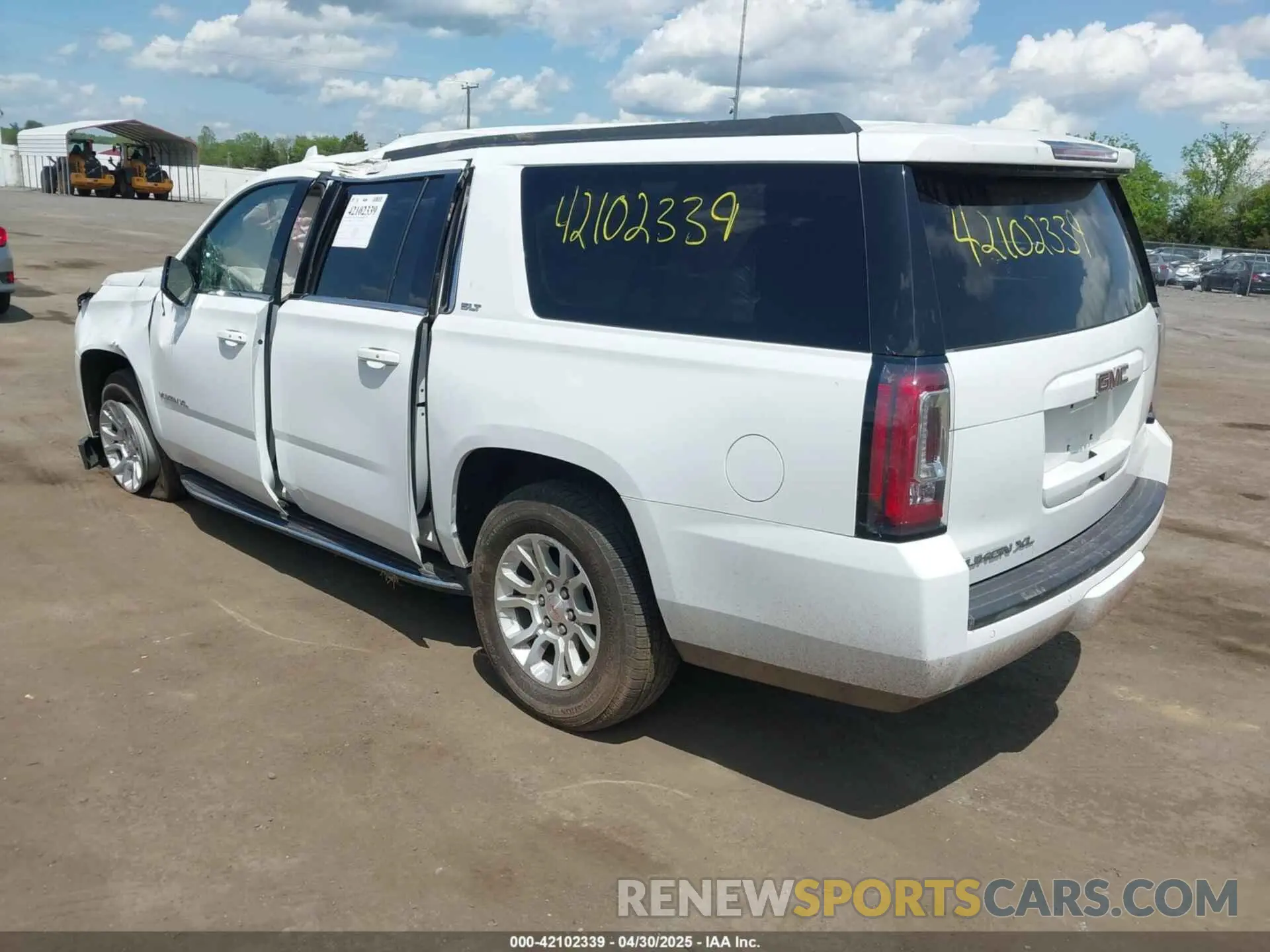 3 Photograph of a damaged car 1GKS1GKC5KR394992 GMC YUKON XL 2019