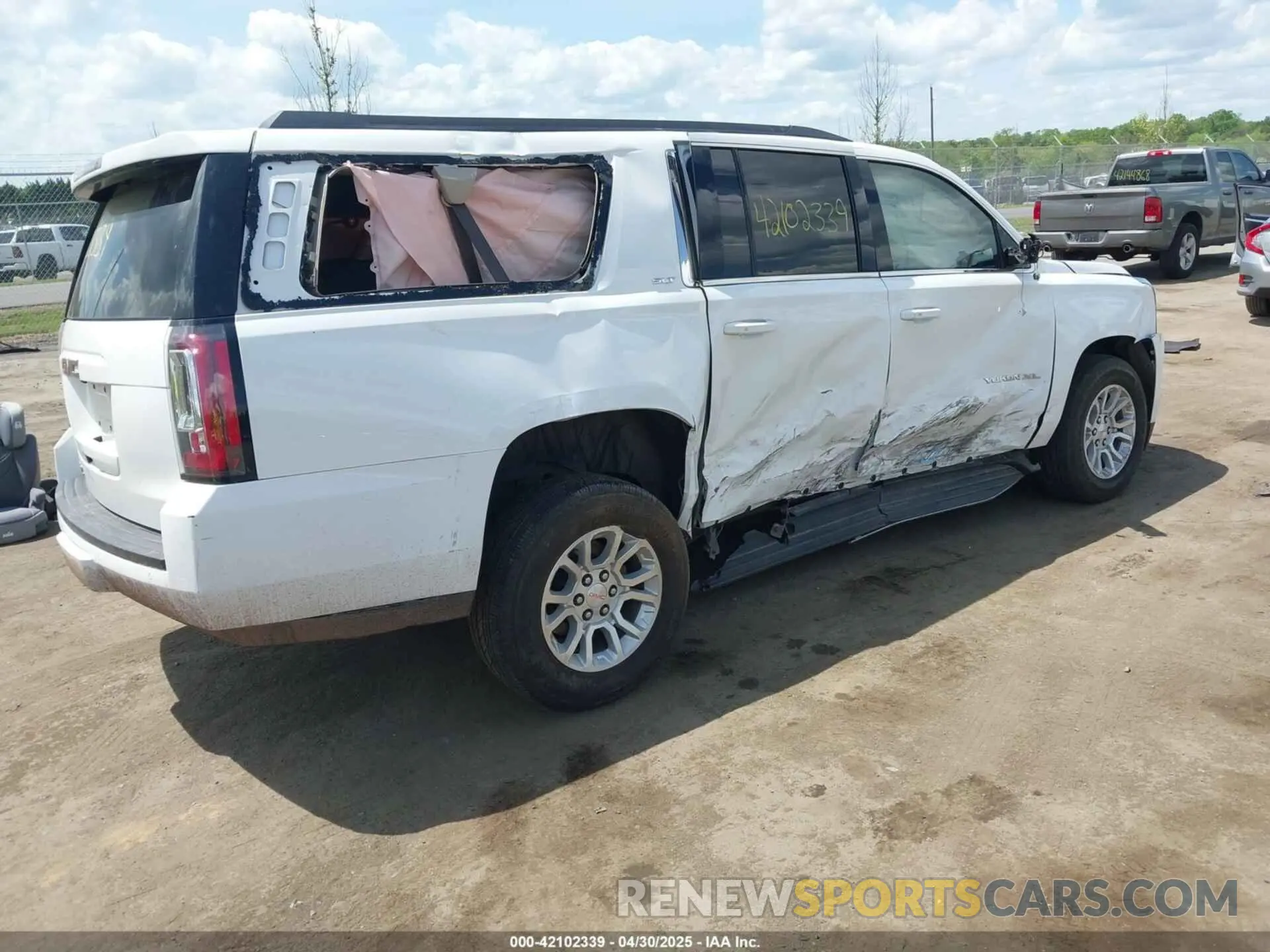 4 Photograph of a damaged car 1GKS1GKC5KR394992 GMC YUKON XL 2019