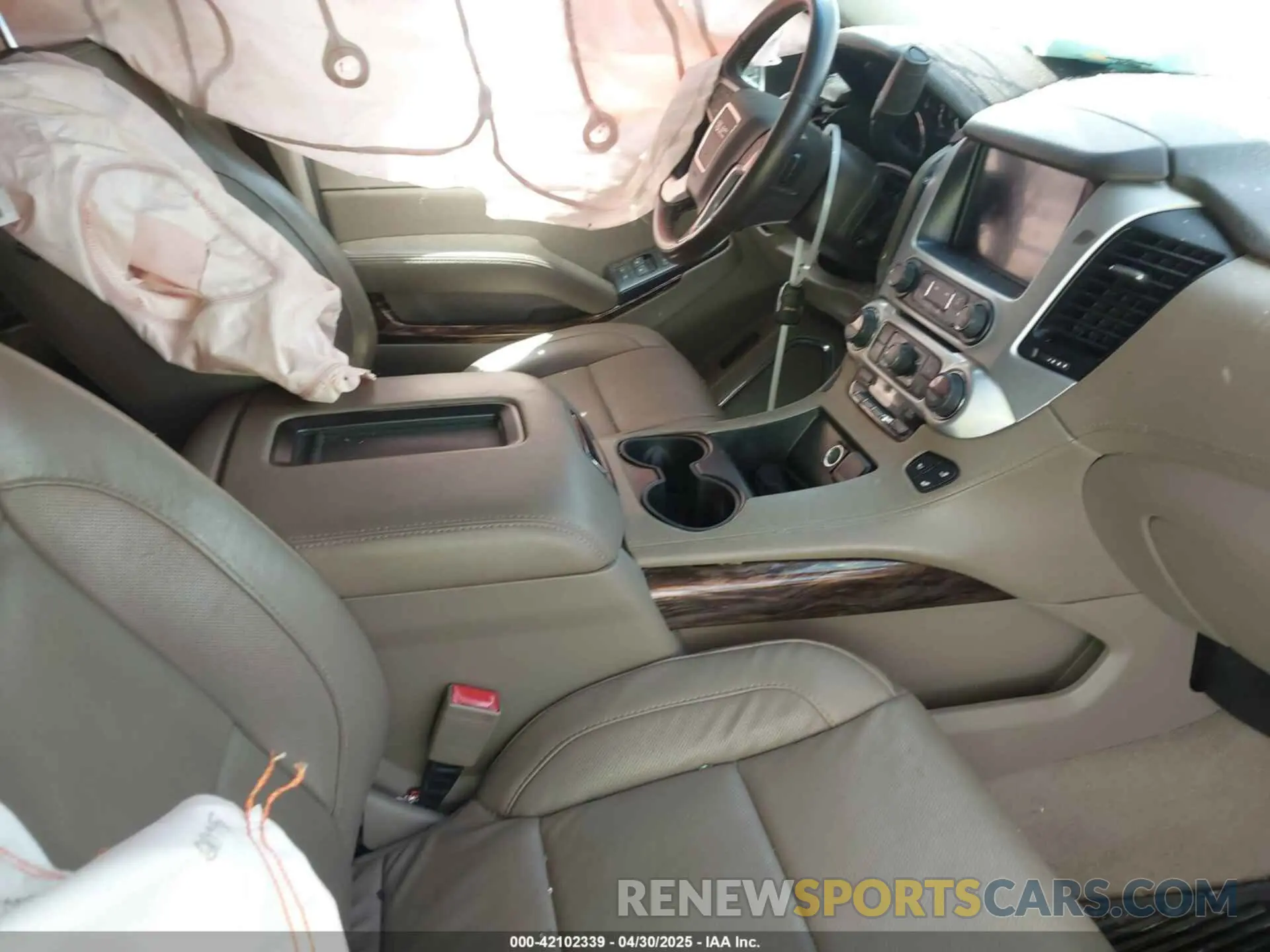 5 Photograph of a damaged car 1GKS1GKC5KR394992 GMC YUKON XL 2019