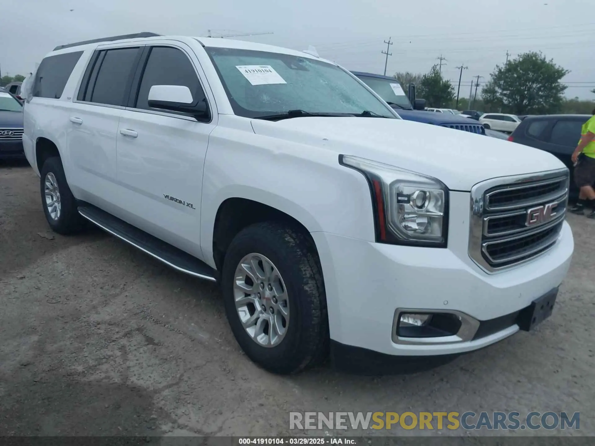 1 Photograph of a damaged car 1GKS1GKC8KR395425 GMC YUKON XL 2019