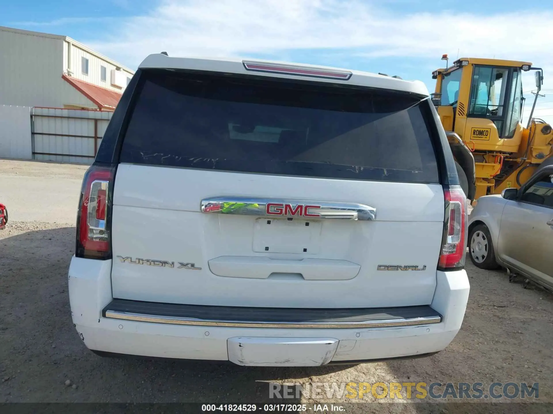 16 Photograph of a damaged car 1GKS1HKJ8KR378385 GMC YUKON XL 2019