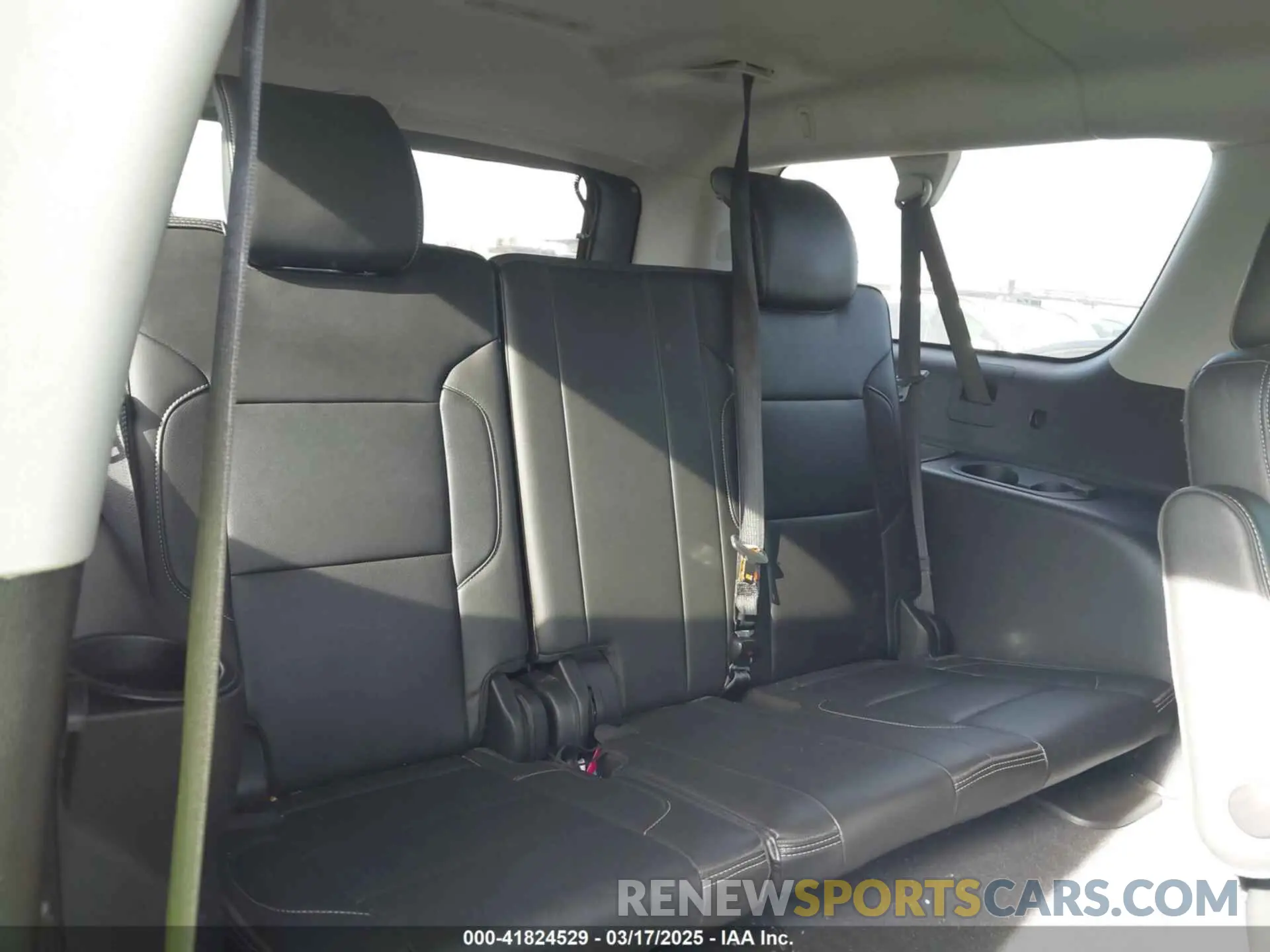 17 Photograph of a damaged car 1GKS1HKJ8KR378385 GMC YUKON XL 2019