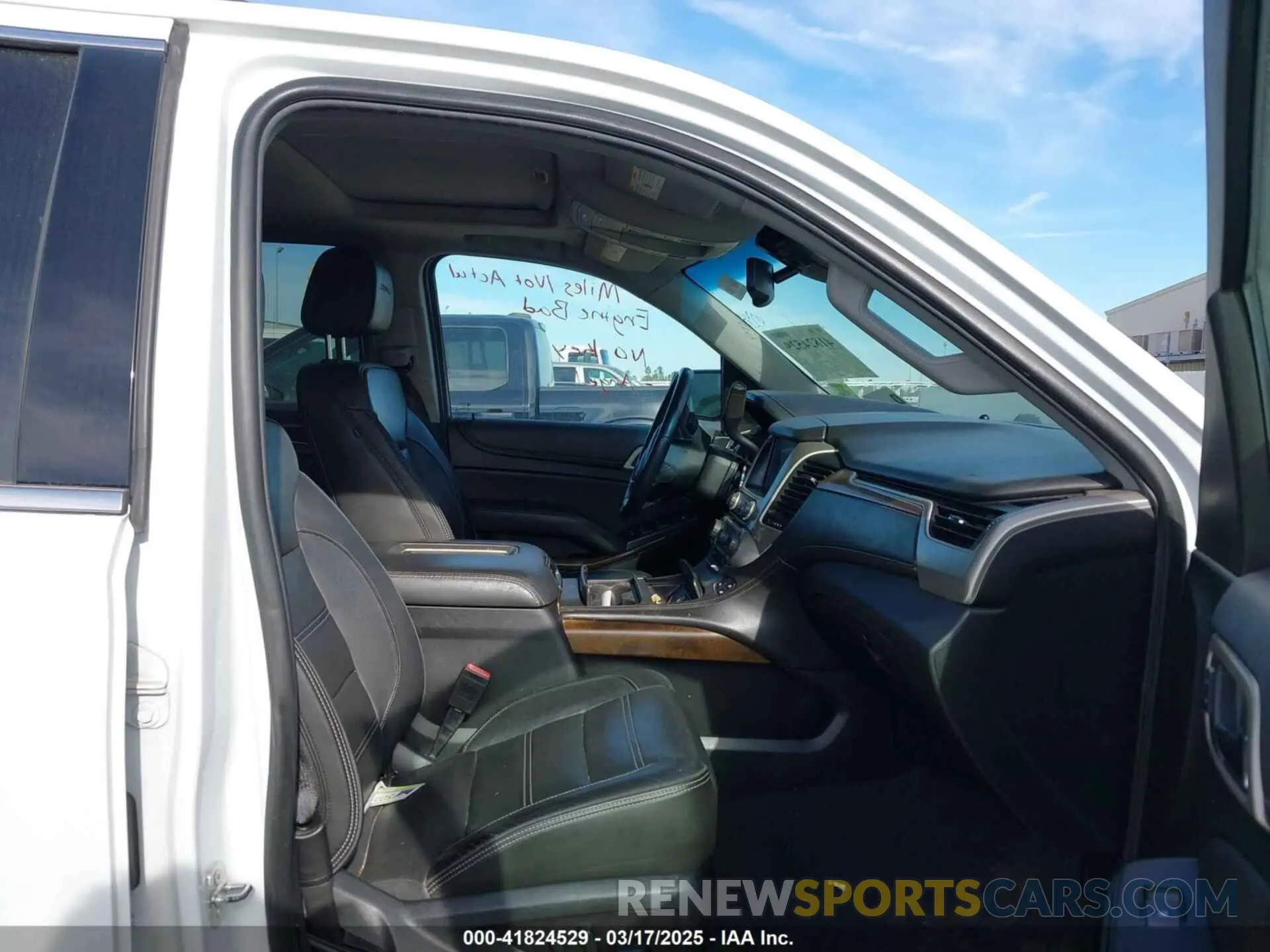 5 Photograph of a damaged car 1GKS1HKJ8KR378385 GMC YUKON XL 2019