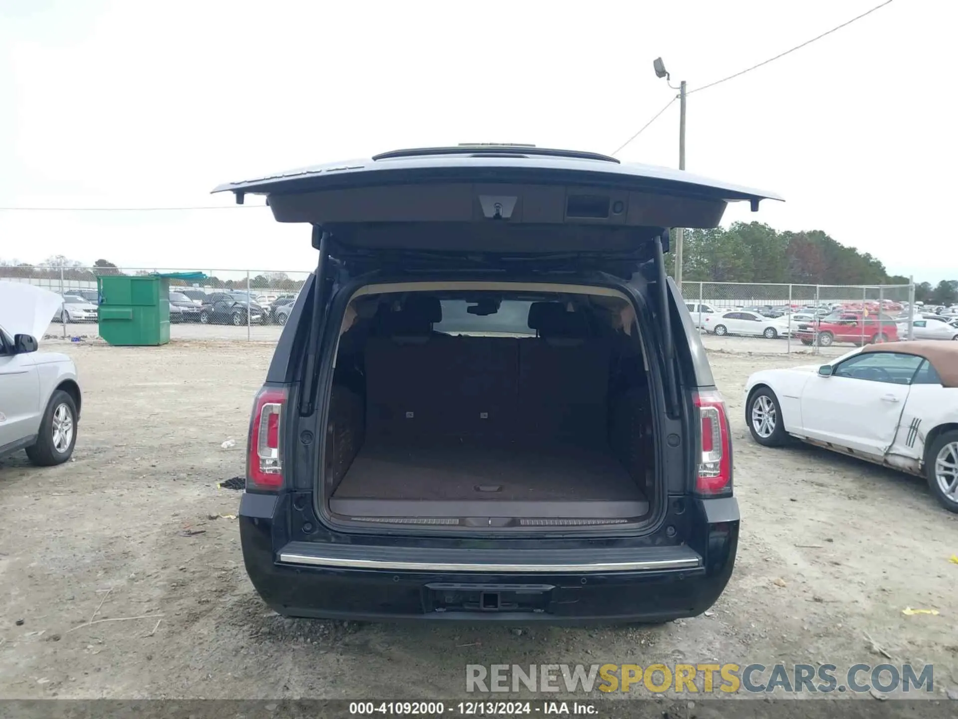 18 Photograph of a damaged car 1GKS1HKJ9KR194167 GMC YUKON XL 2019
