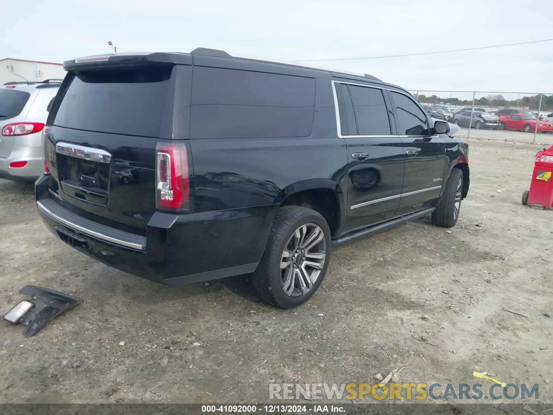 4 Photograph of a damaged car 1GKS1HKJ9KR194167 GMC YUKON XL 2019