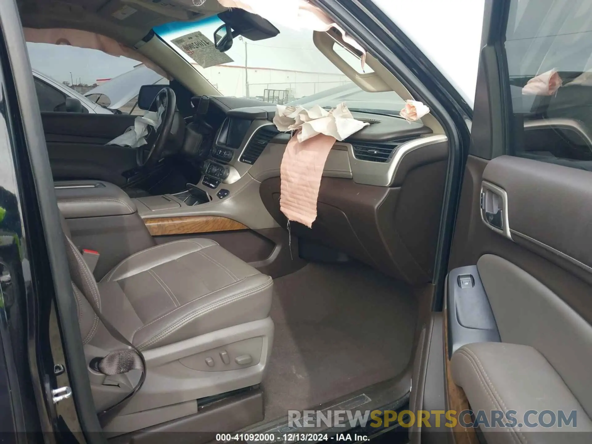 5 Photograph of a damaged car 1GKS1HKJ9KR194167 GMC YUKON XL 2019
