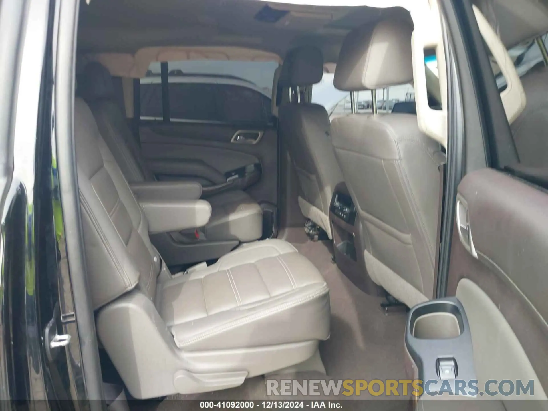 8 Photograph of a damaged car 1GKS1HKJ9KR194167 GMC YUKON XL 2019