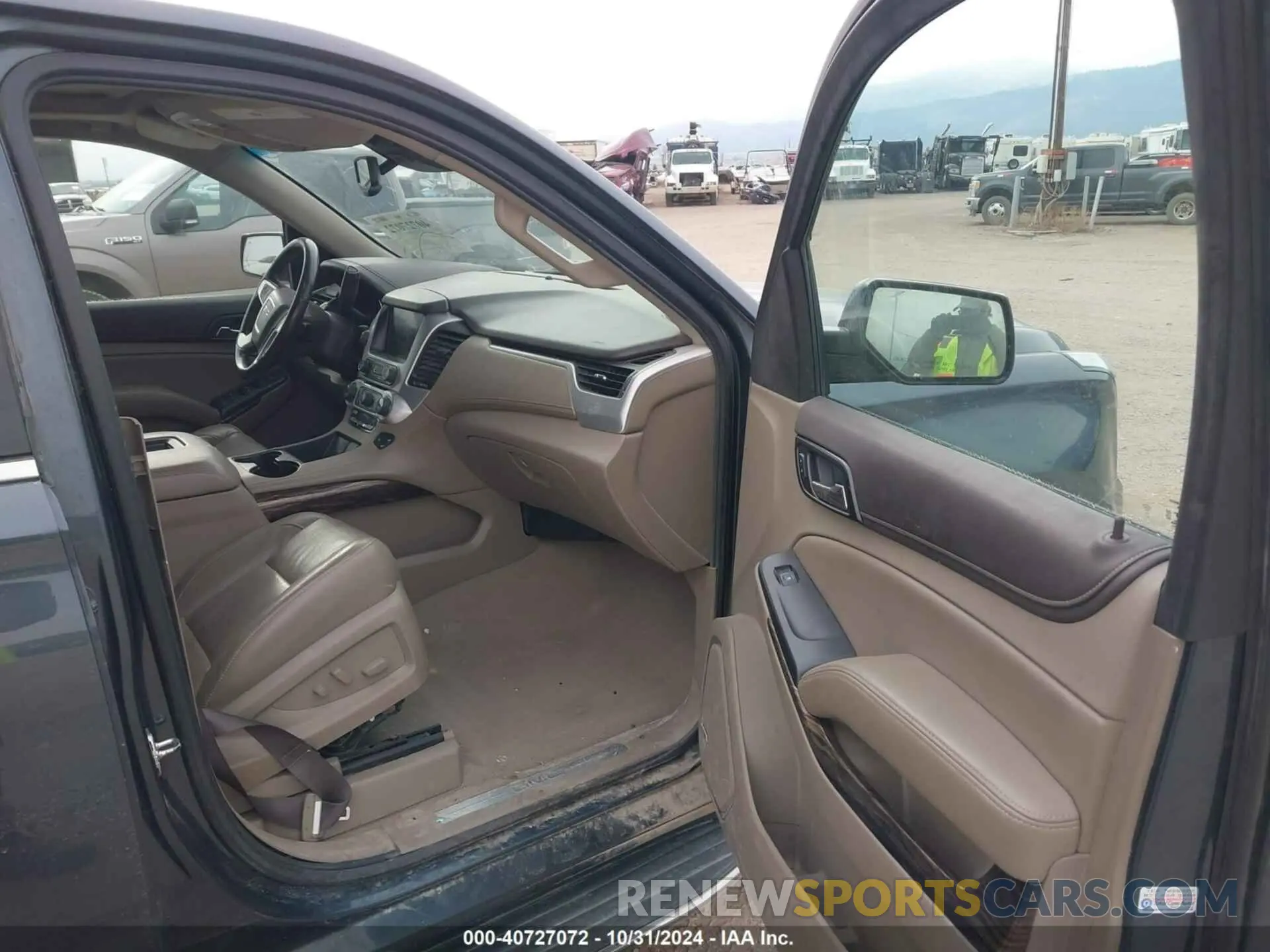5 Photograph of a damaged car 1GKS2GKC0KR345860 GMC YUKON XL 2019