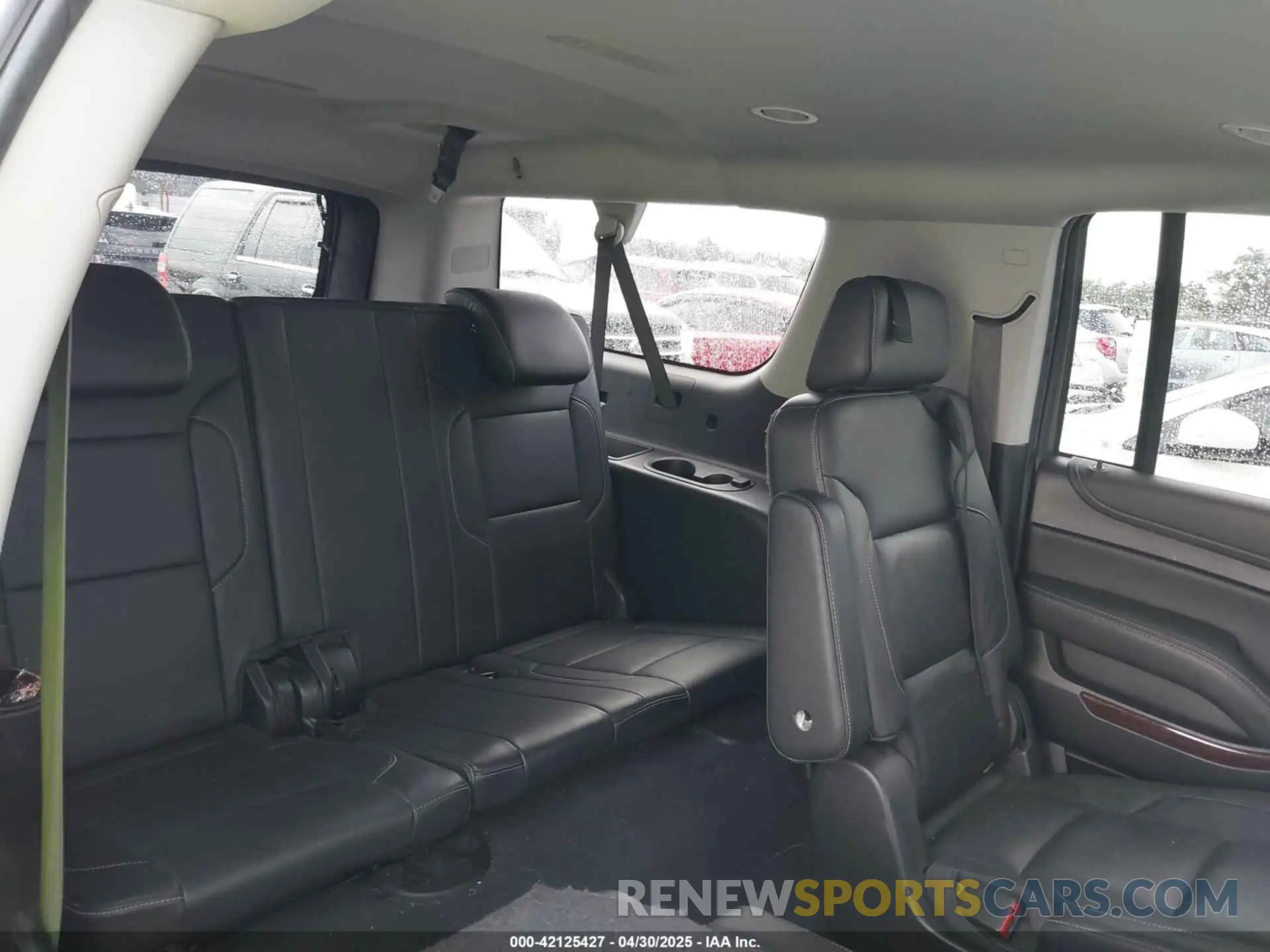 8 Photograph of a damaged car 1GKS2GKC4KR160002 GMC YUKON XL 2019
