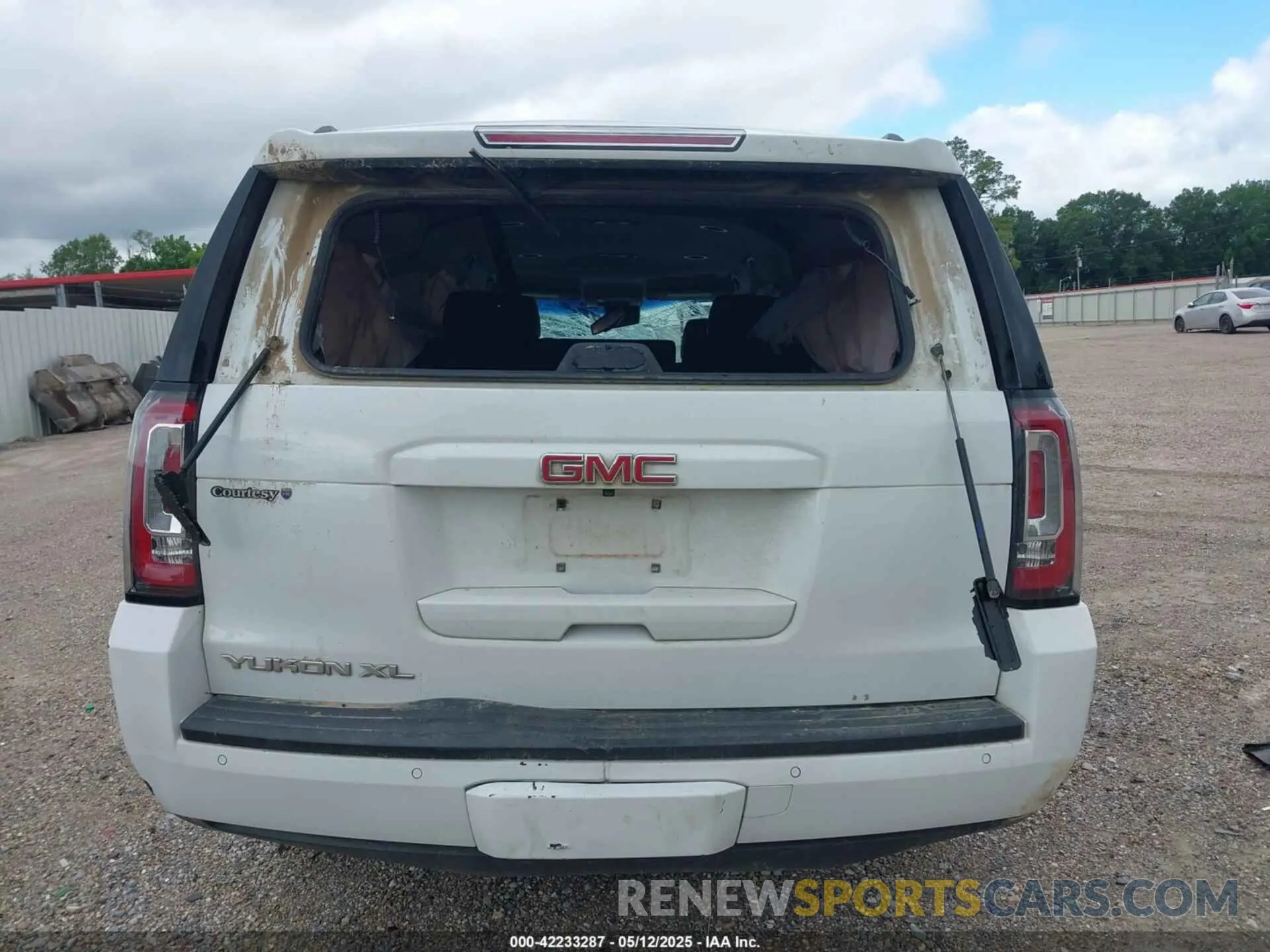 15 Photograph of a damaged car 1GKS2GKC5KR381432 GMC YUKON XL 2019