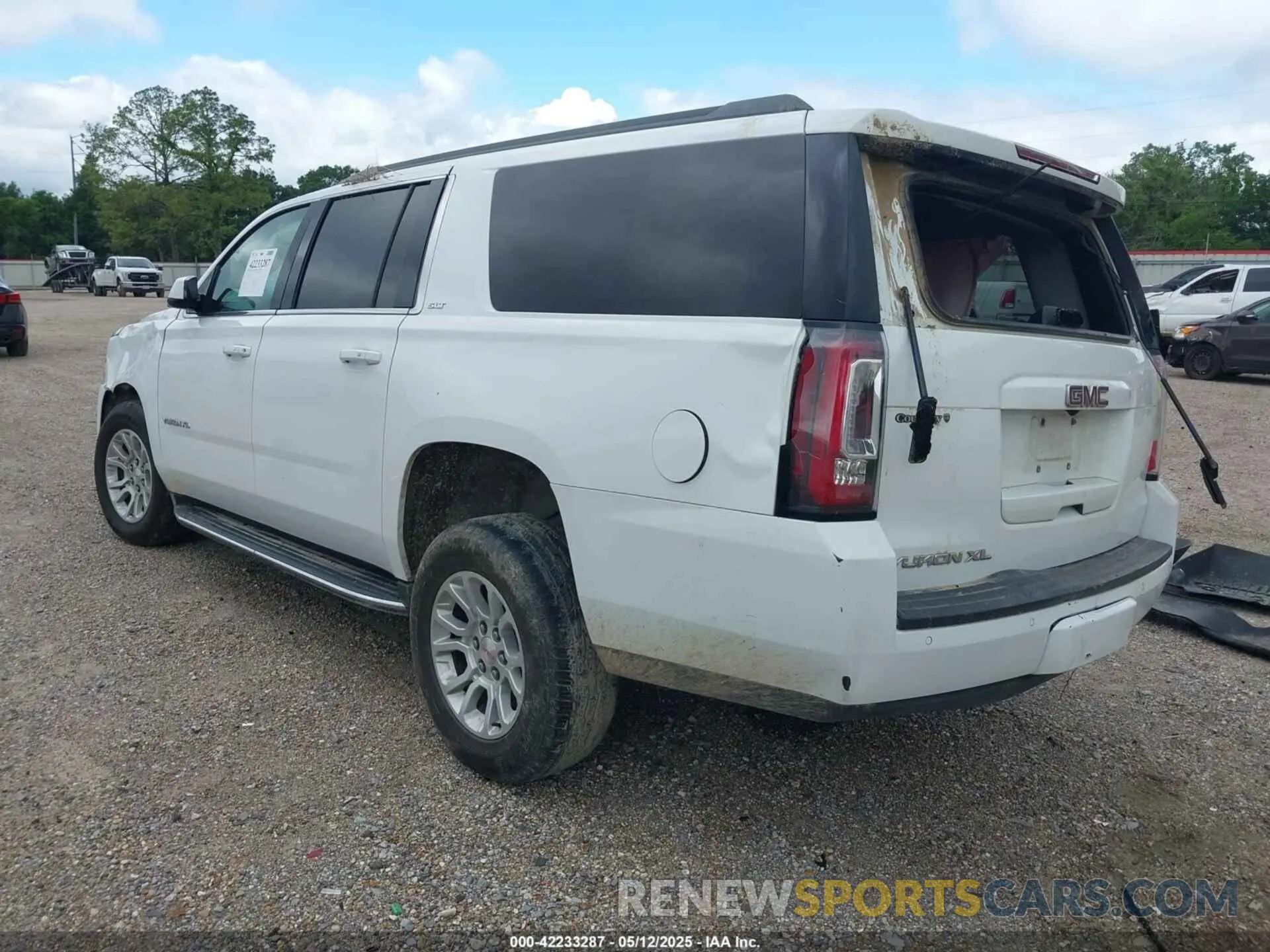 3 Photograph of a damaged car 1GKS2GKC5KR381432 GMC YUKON XL 2019