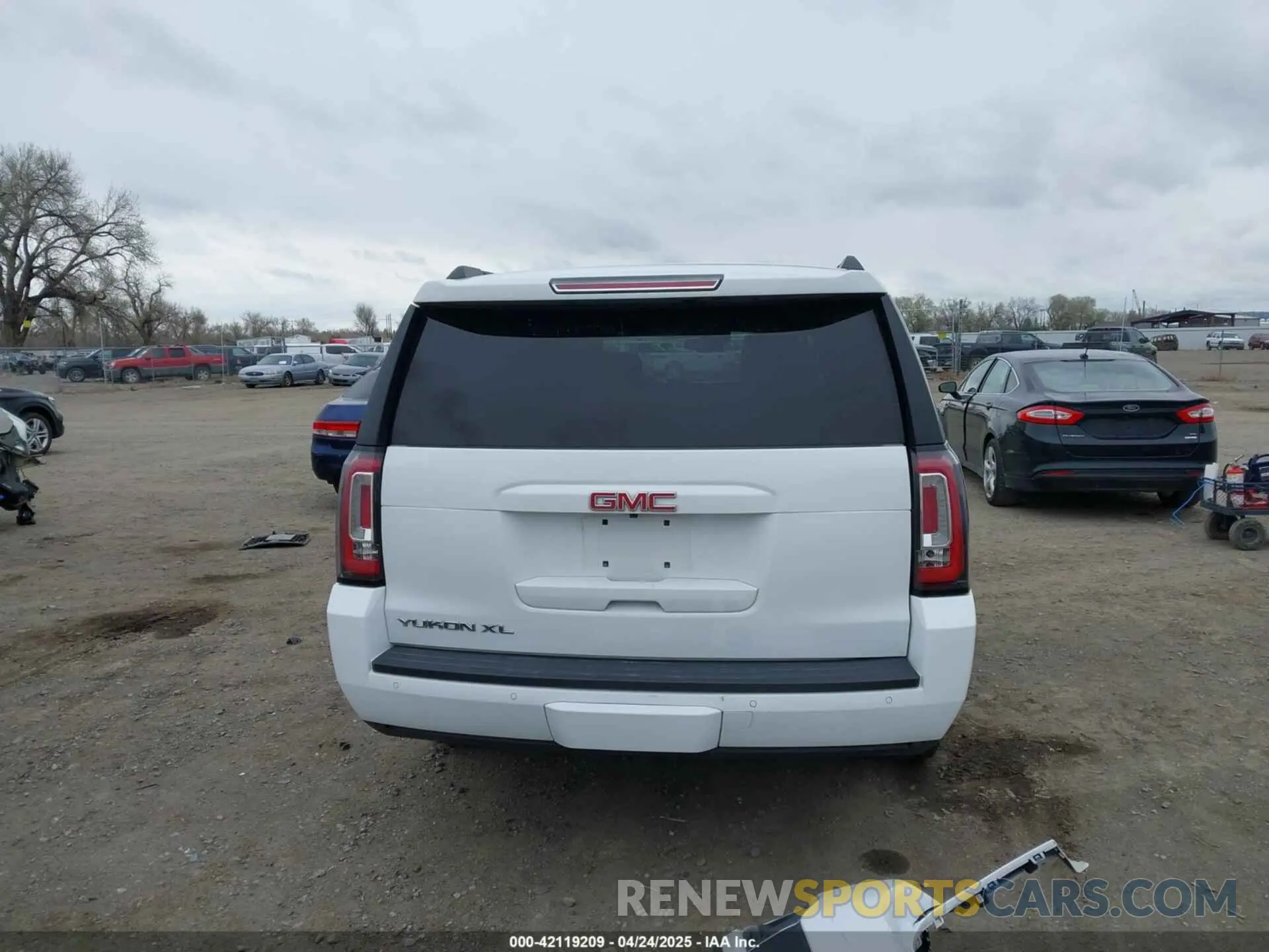 17 Photograph of a damaged car 1GKS2GKC9KR159332 GMC YUKON XL 2019