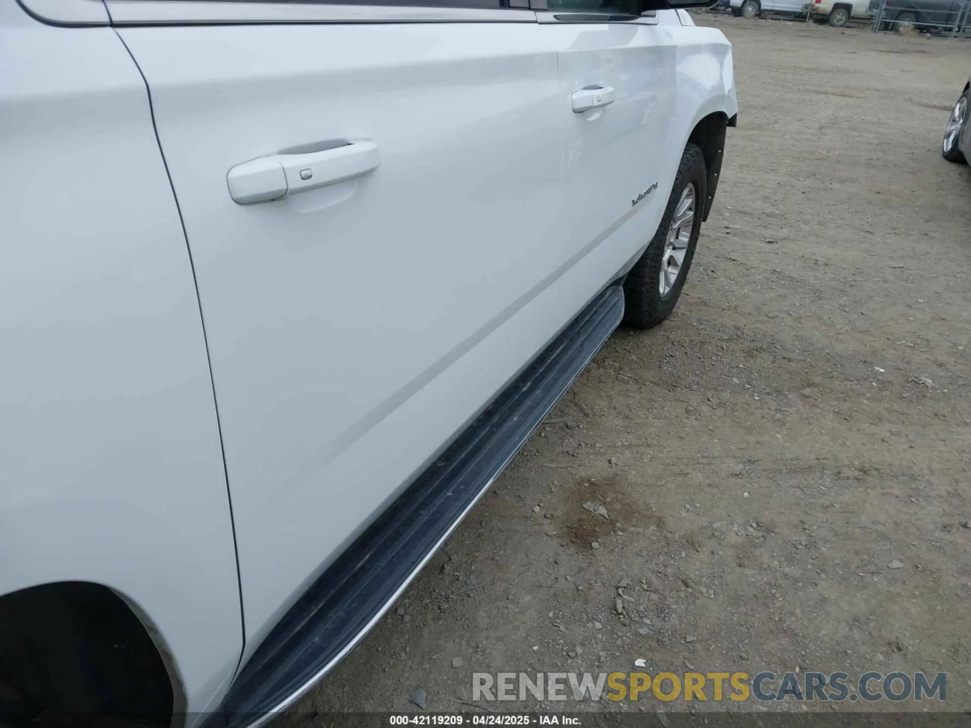 18 Photograph of a damaged car 1GKS2GKC9KR159332 GMC YUKON XL 2019